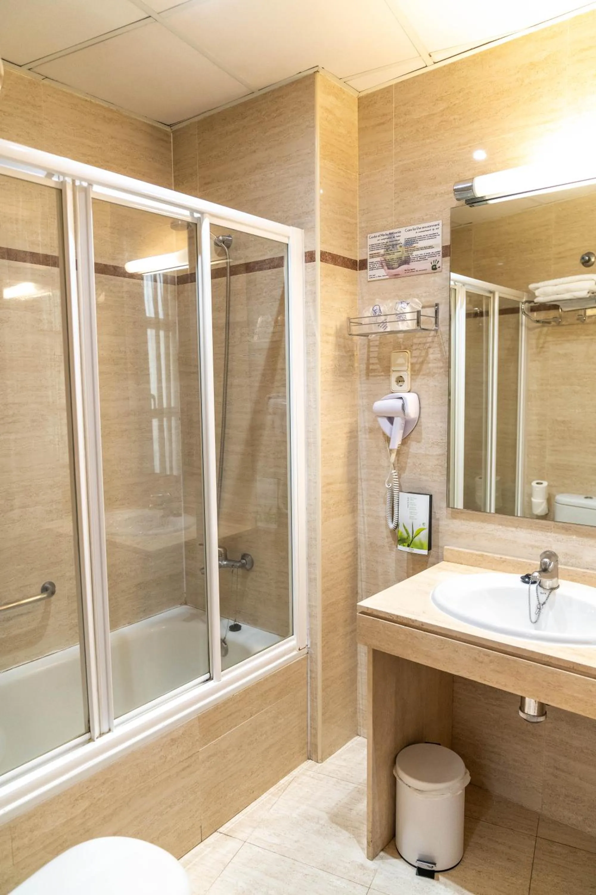 Bathroom in Hotel Granada Centro