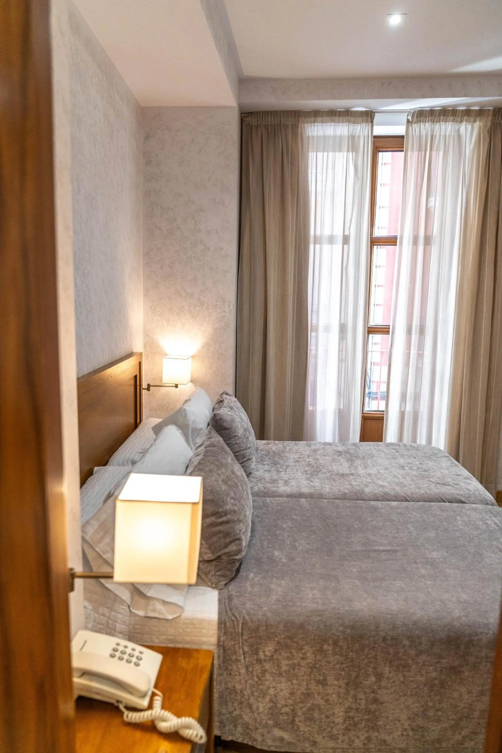 Balcony/Terrace, Bed in Hotel Granada Centro