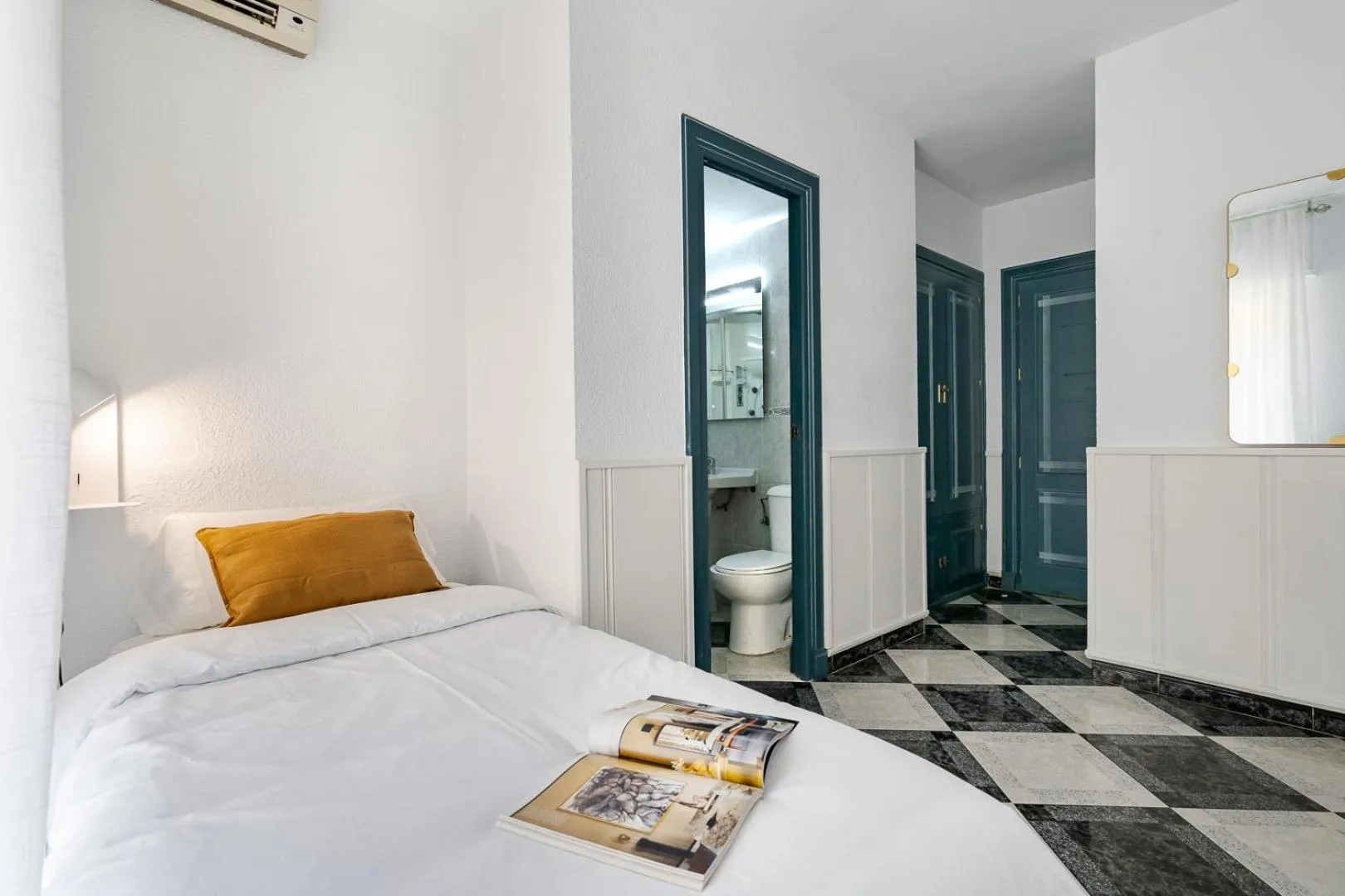 Bedroom, Bed in Hotel Agur