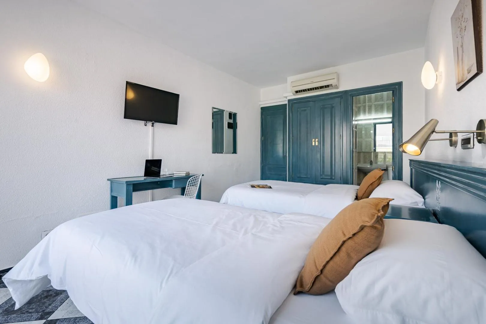 Bedroom, Bed in Hotel Agur