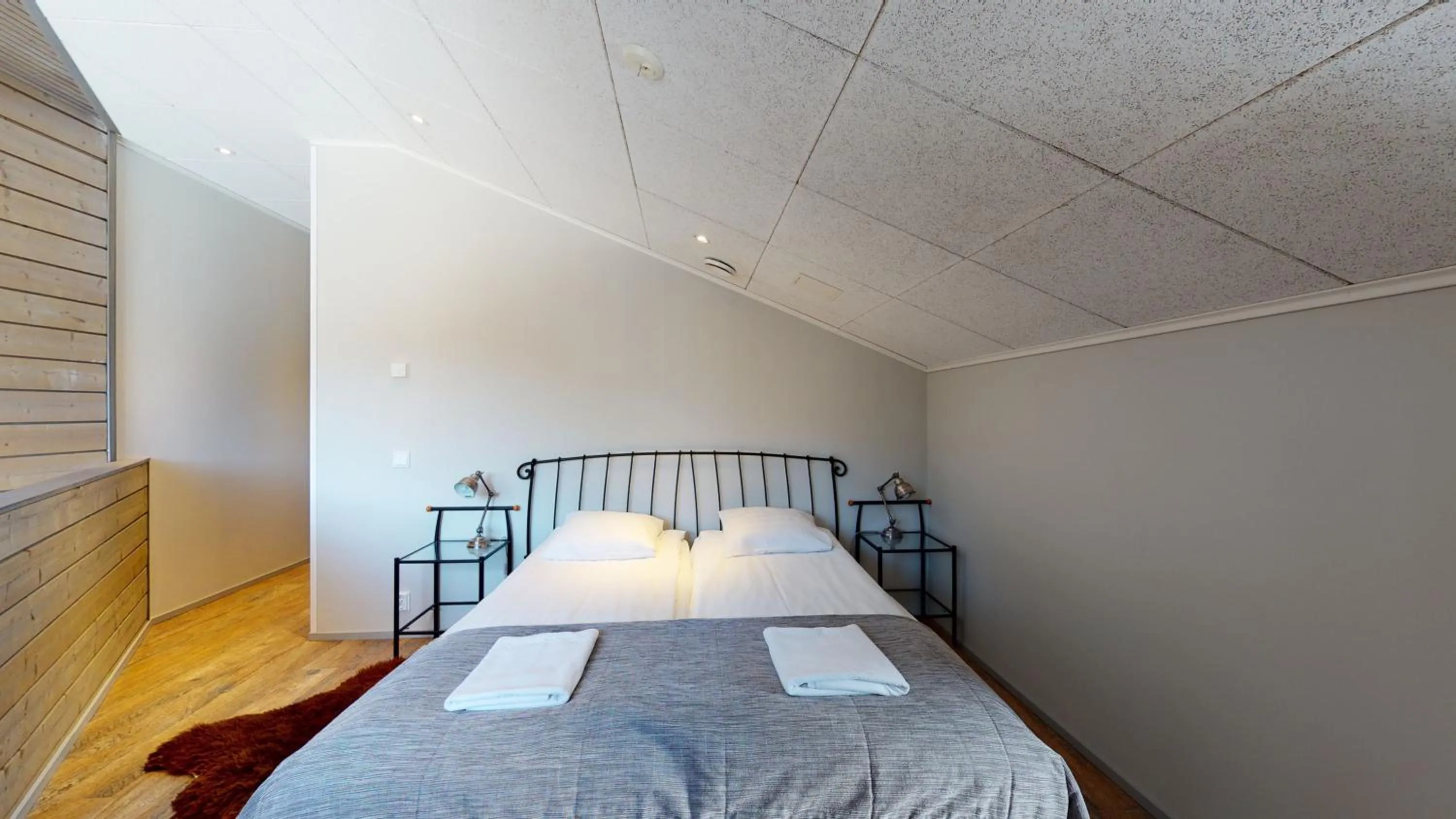 Photo of the whole room, Bed in Sandy Kelt - Irish House Apartments
