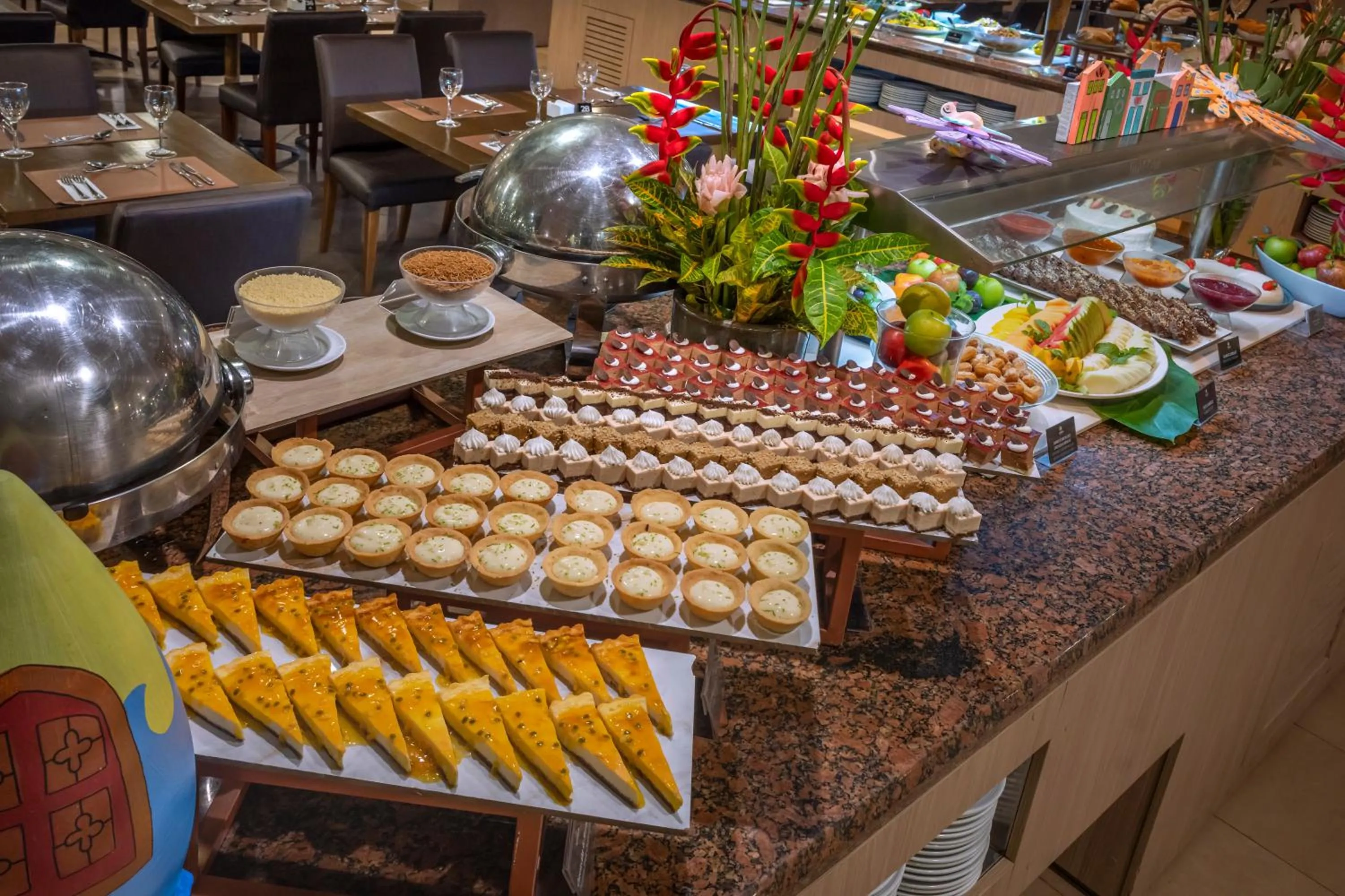 Restaurant/places to eat in SERHS Experience Suítes