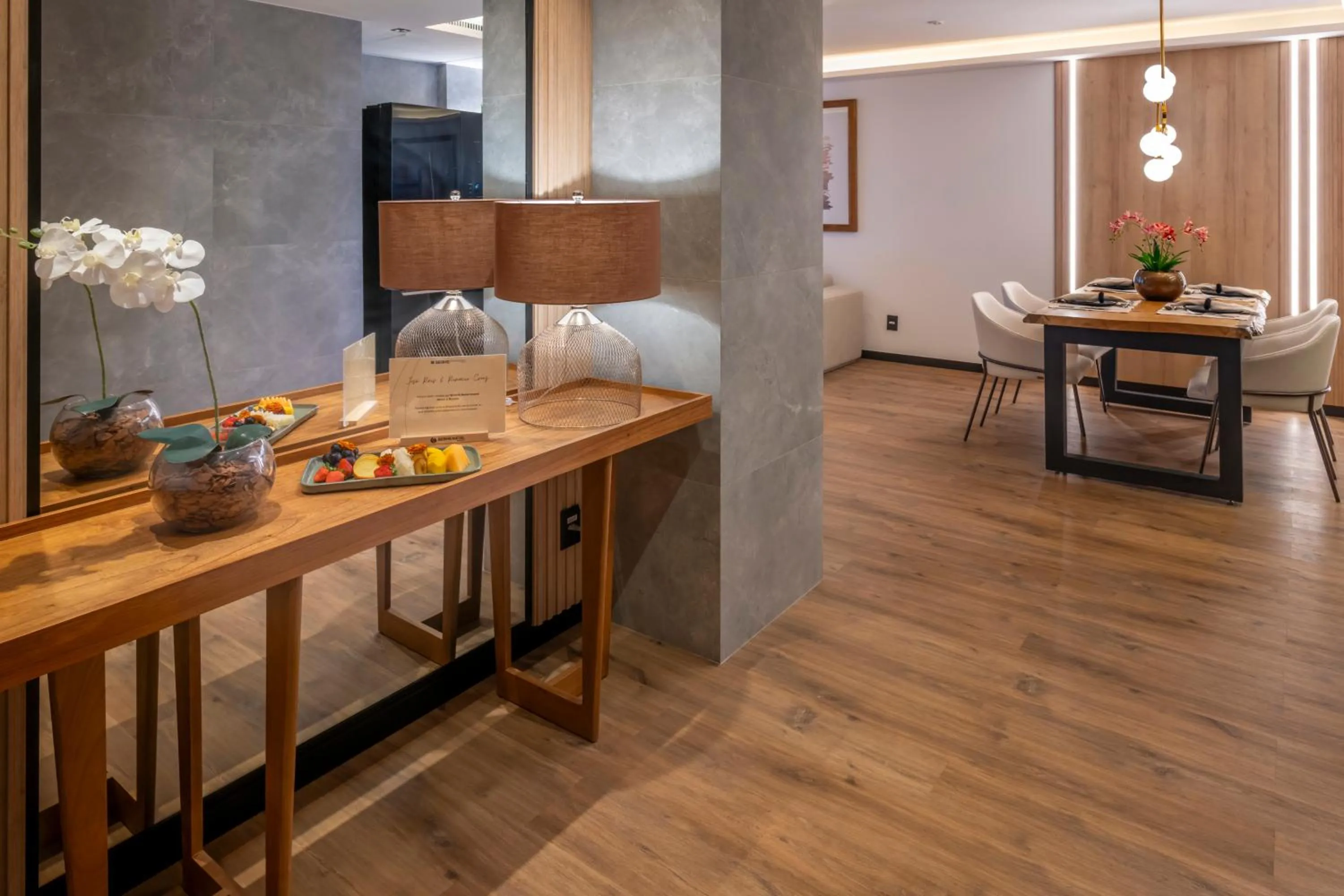 Dining area in SERHS Experience Suítes