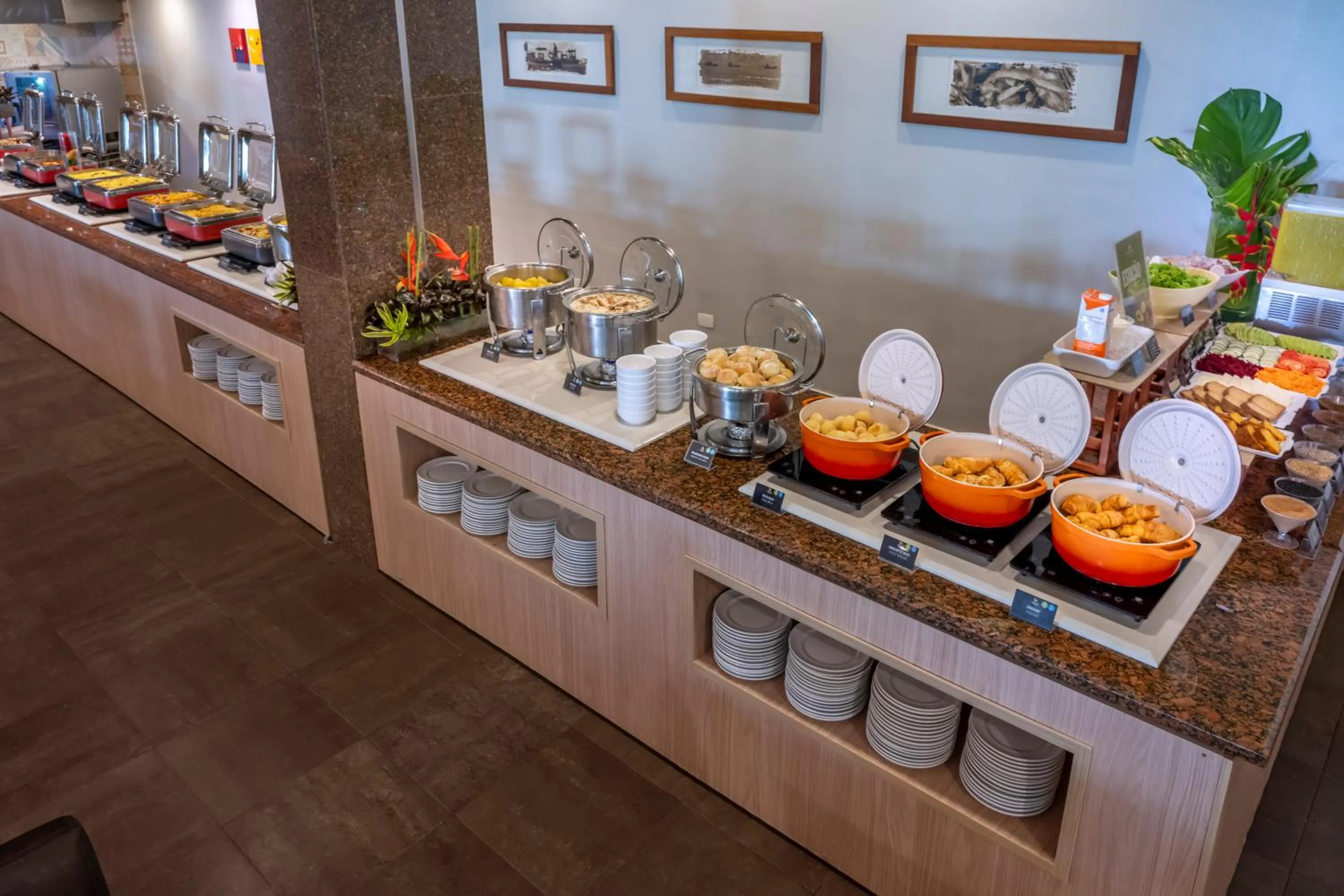 Restaurant/places to eat in SERHS Experience Suítes