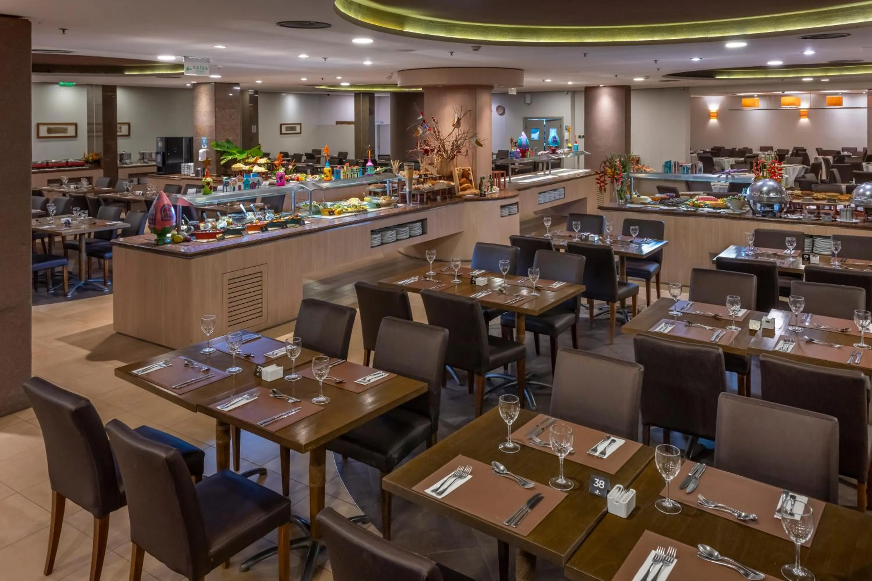 Restaurant/places to eat in SERHS Experience Suítes