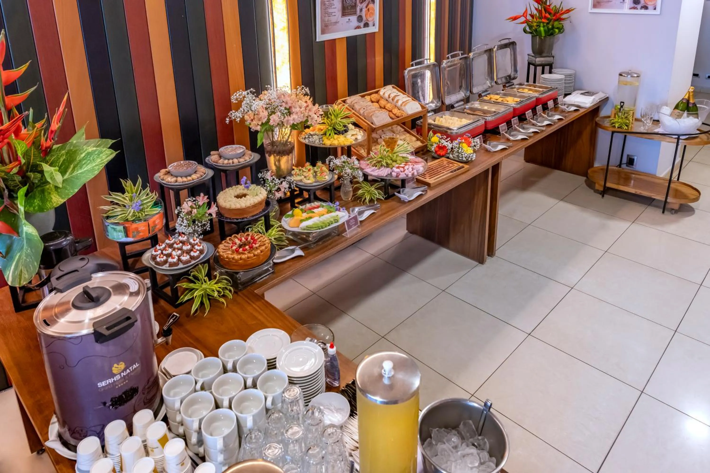 Restaurant/places to eat in SERHS Experience Suítes