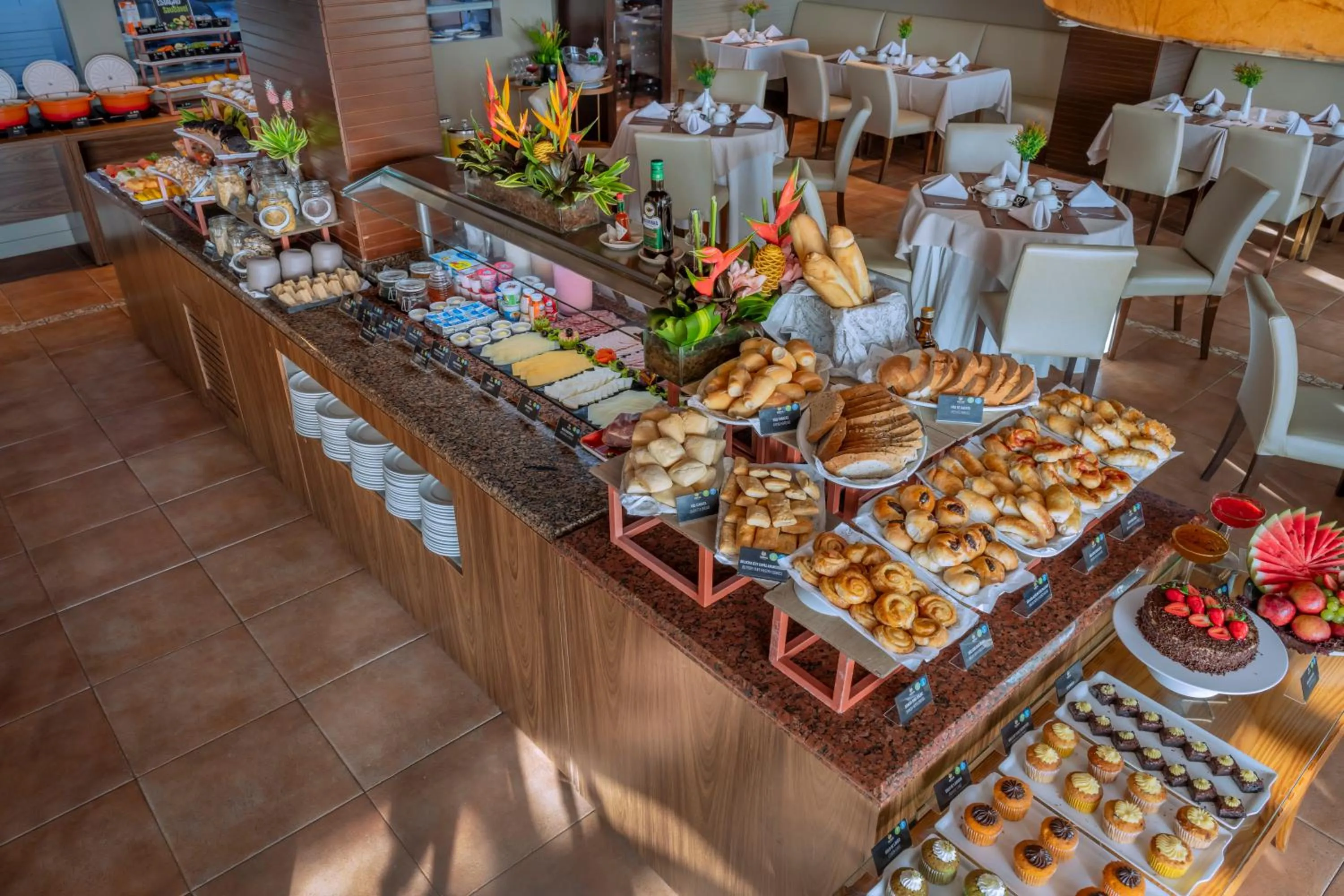 Restaurant/places to eat in SERHS Experience Suítes