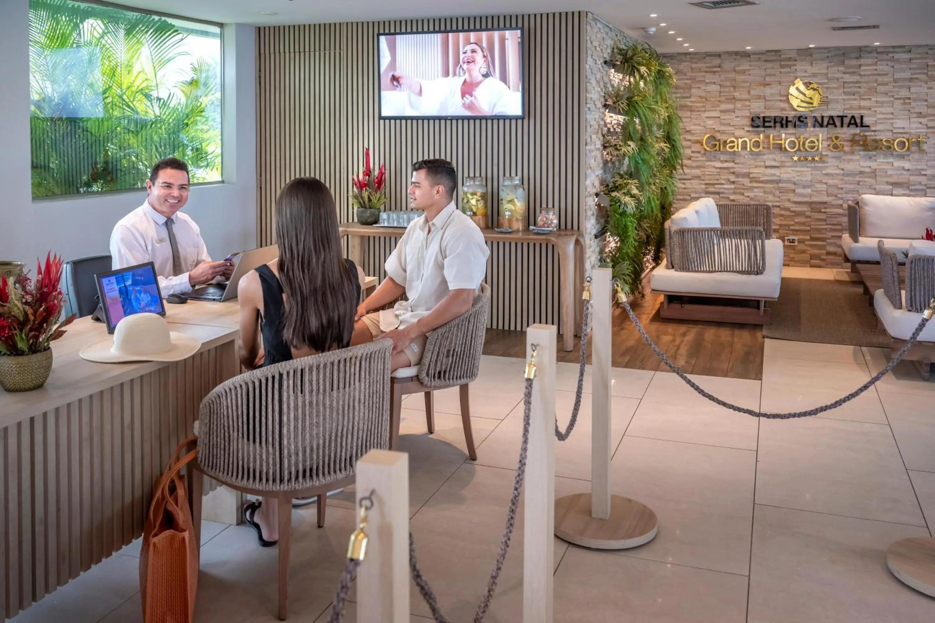 Staff in SERHS Experience Suítes