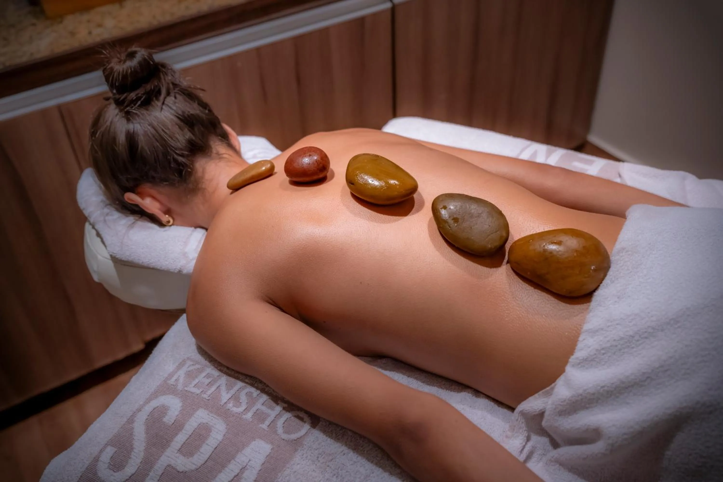 Massage in SERHS Experience Suítes