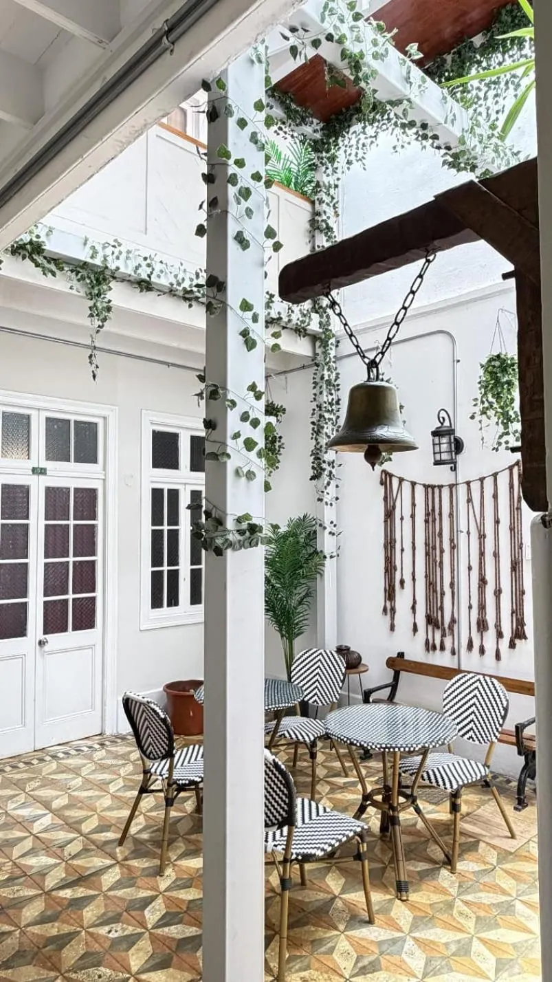 Inner courtyard view in Casa Porta