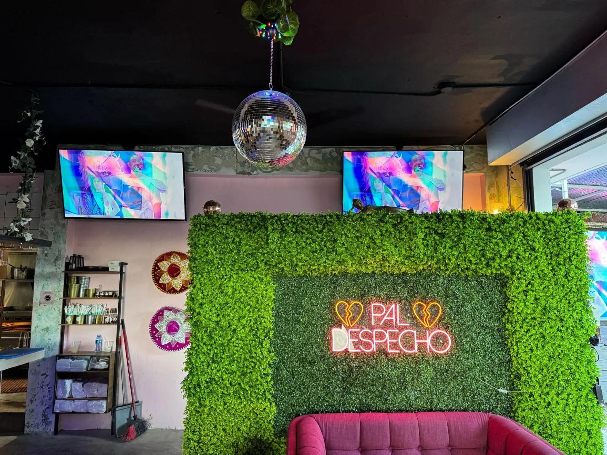 Karaoke in La Calma Poshtel