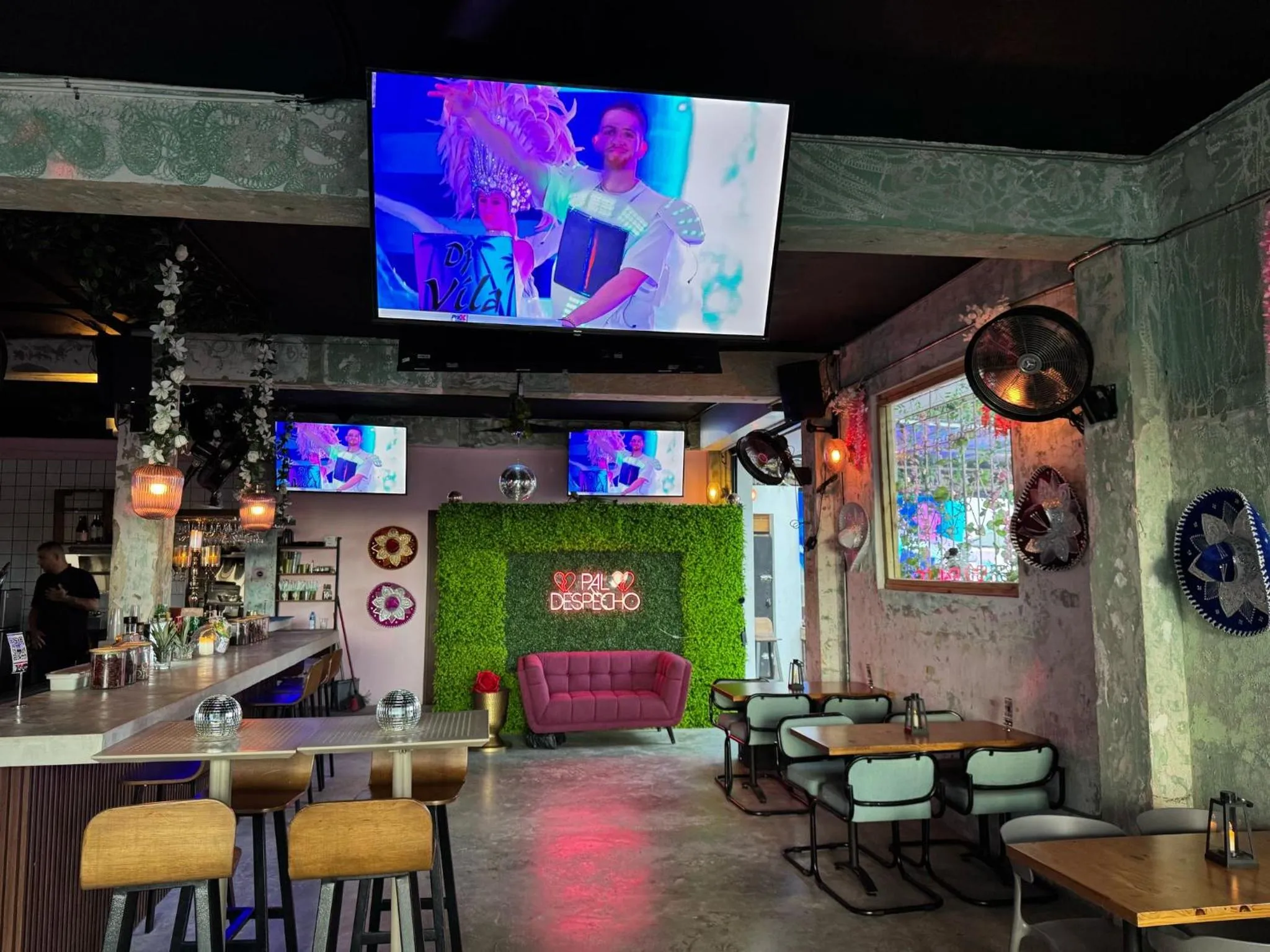 Karaoke in La Calma Poshtel