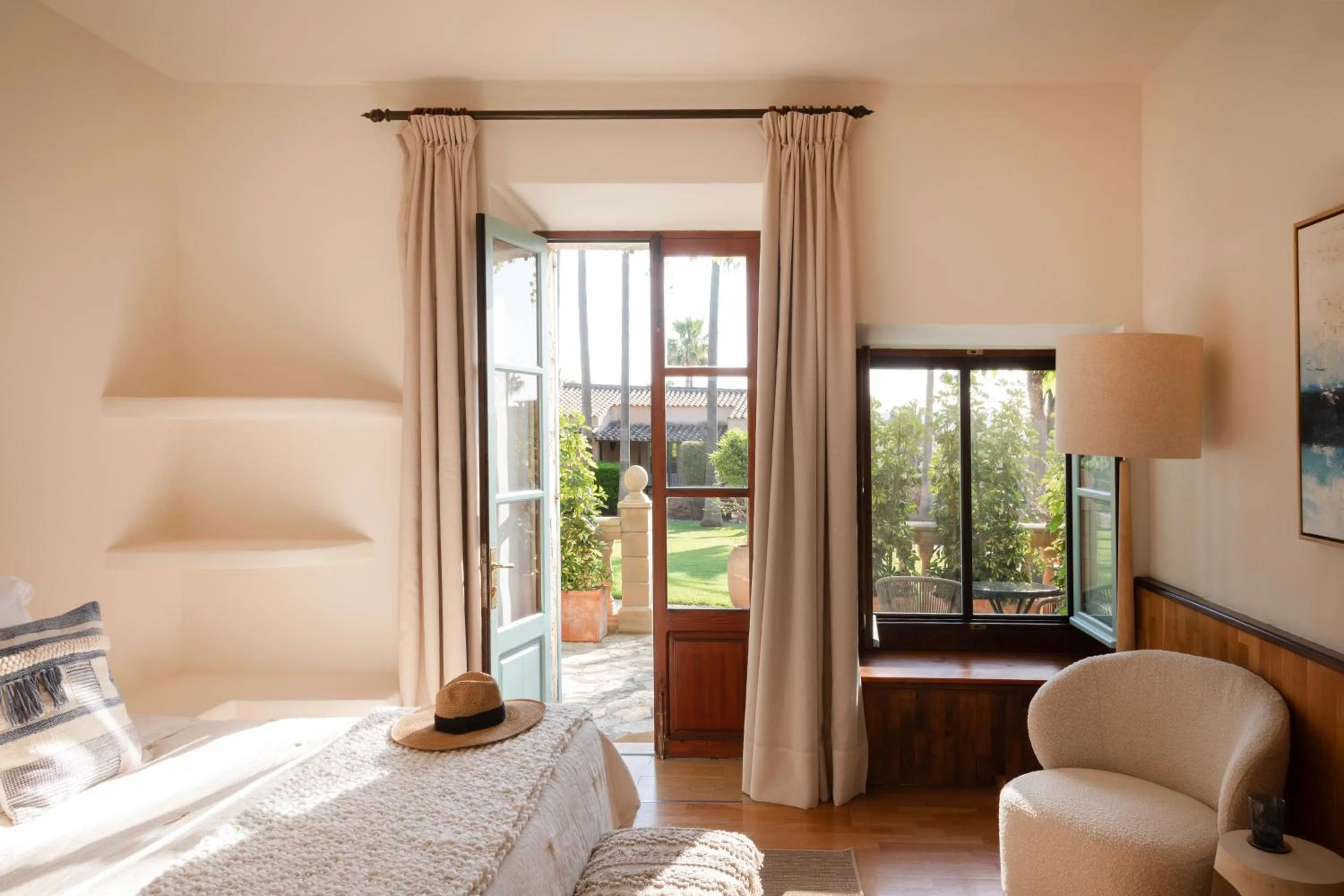 Bed in Reserva Rotana Golf Resort