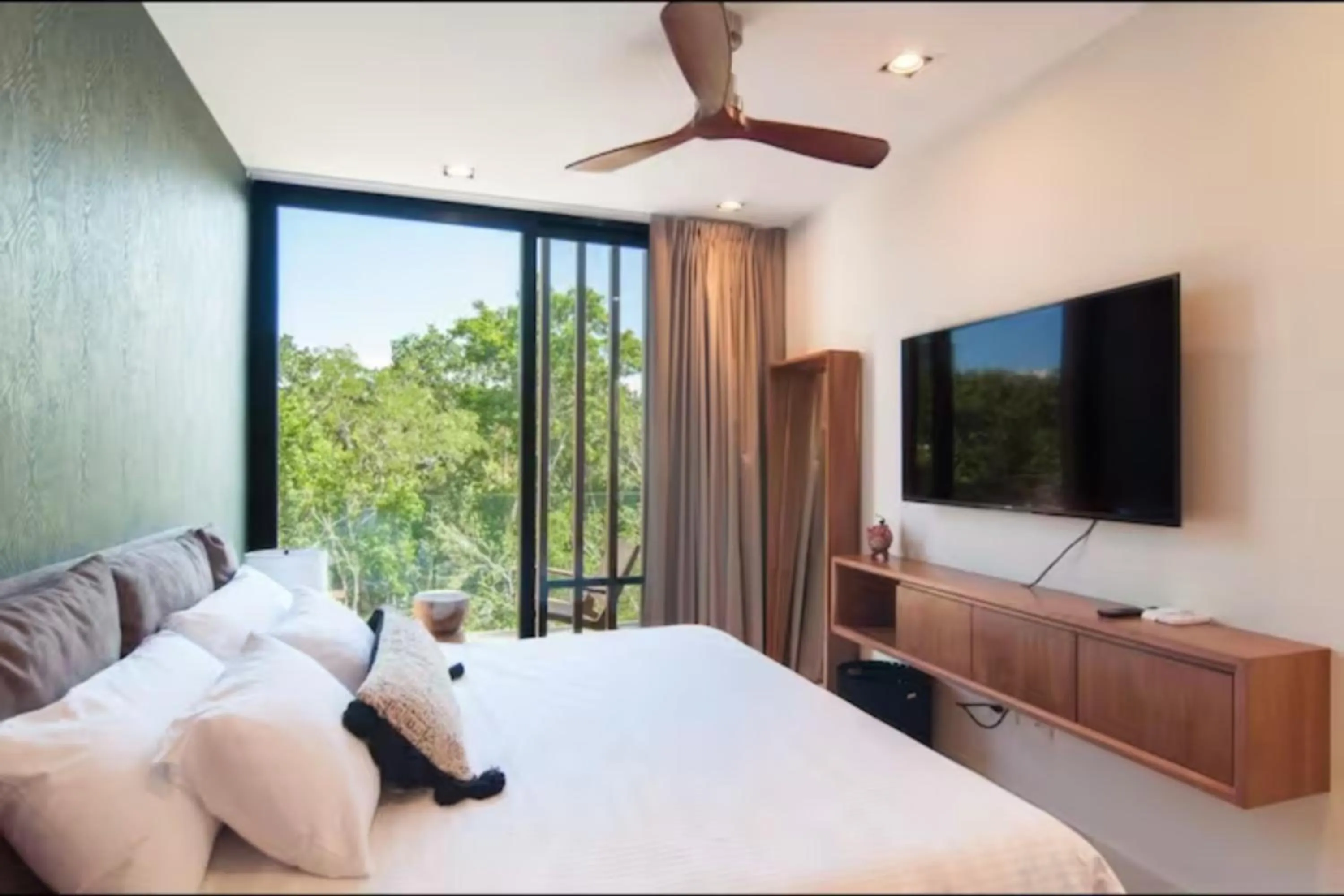 Bed in Spectacular Apartment Quiet Area Pool & Gym PURE 301