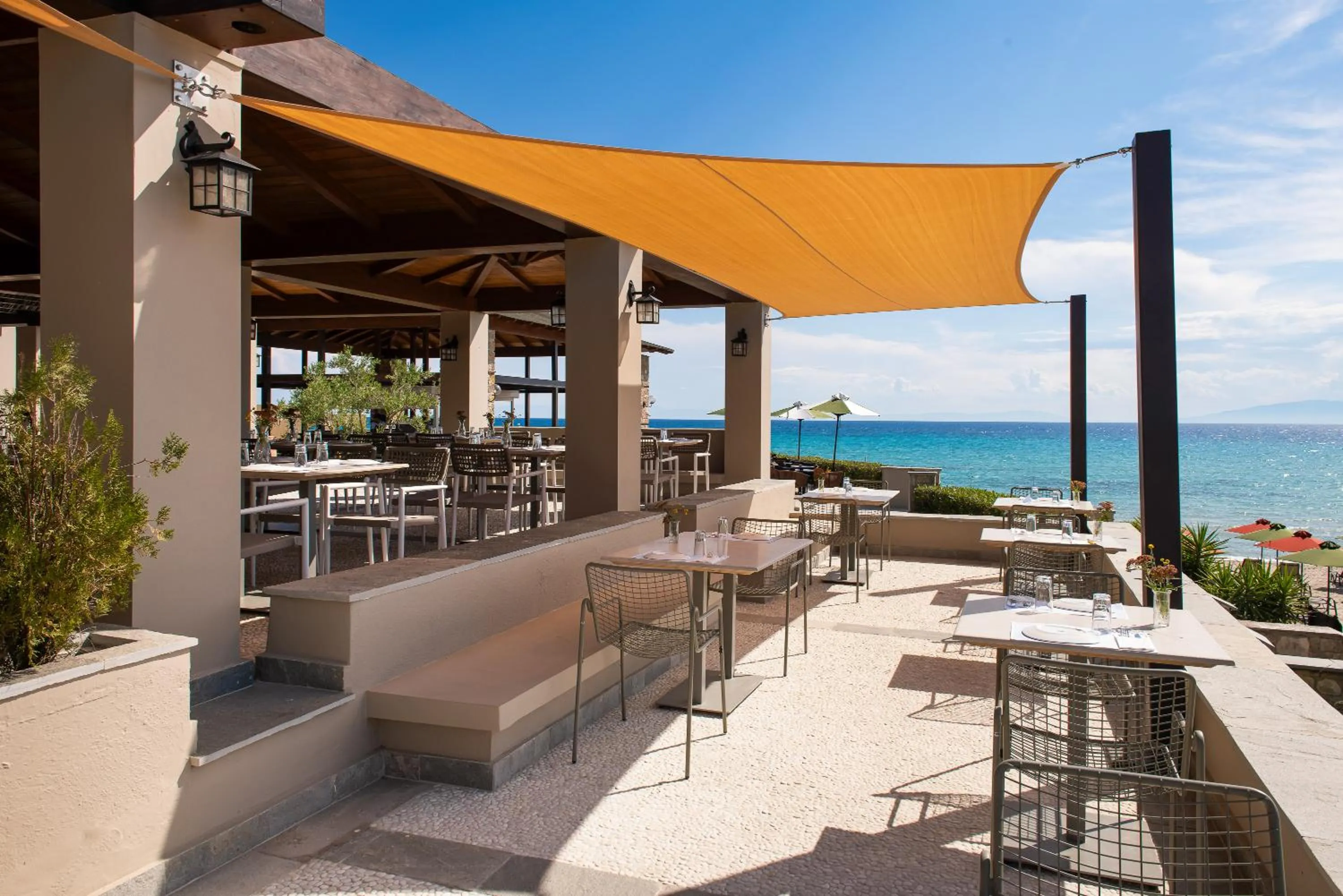 Restaurant/places to eat in Simantro Resort