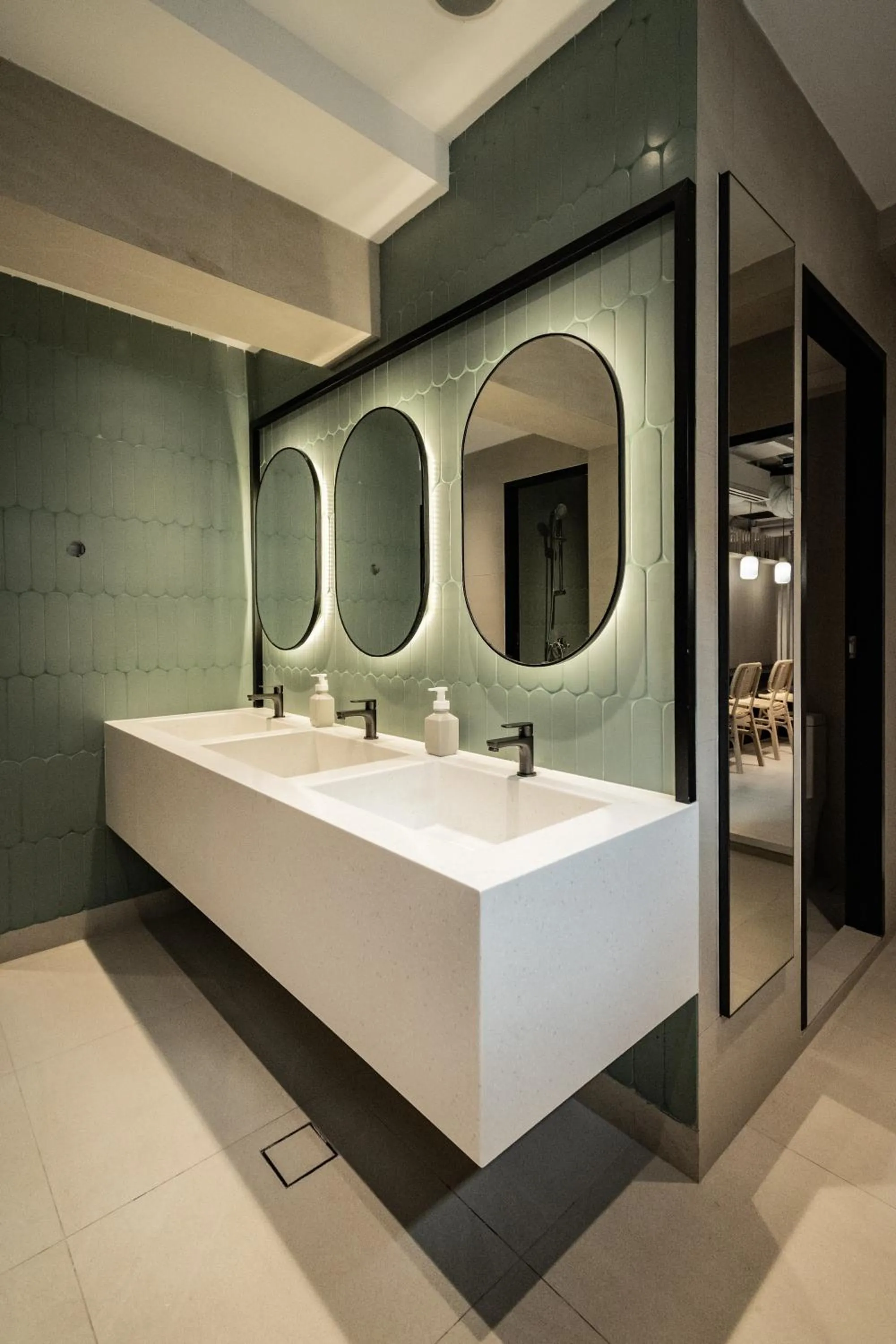 Bathroom, Bed in Jyu Capsule Hotel