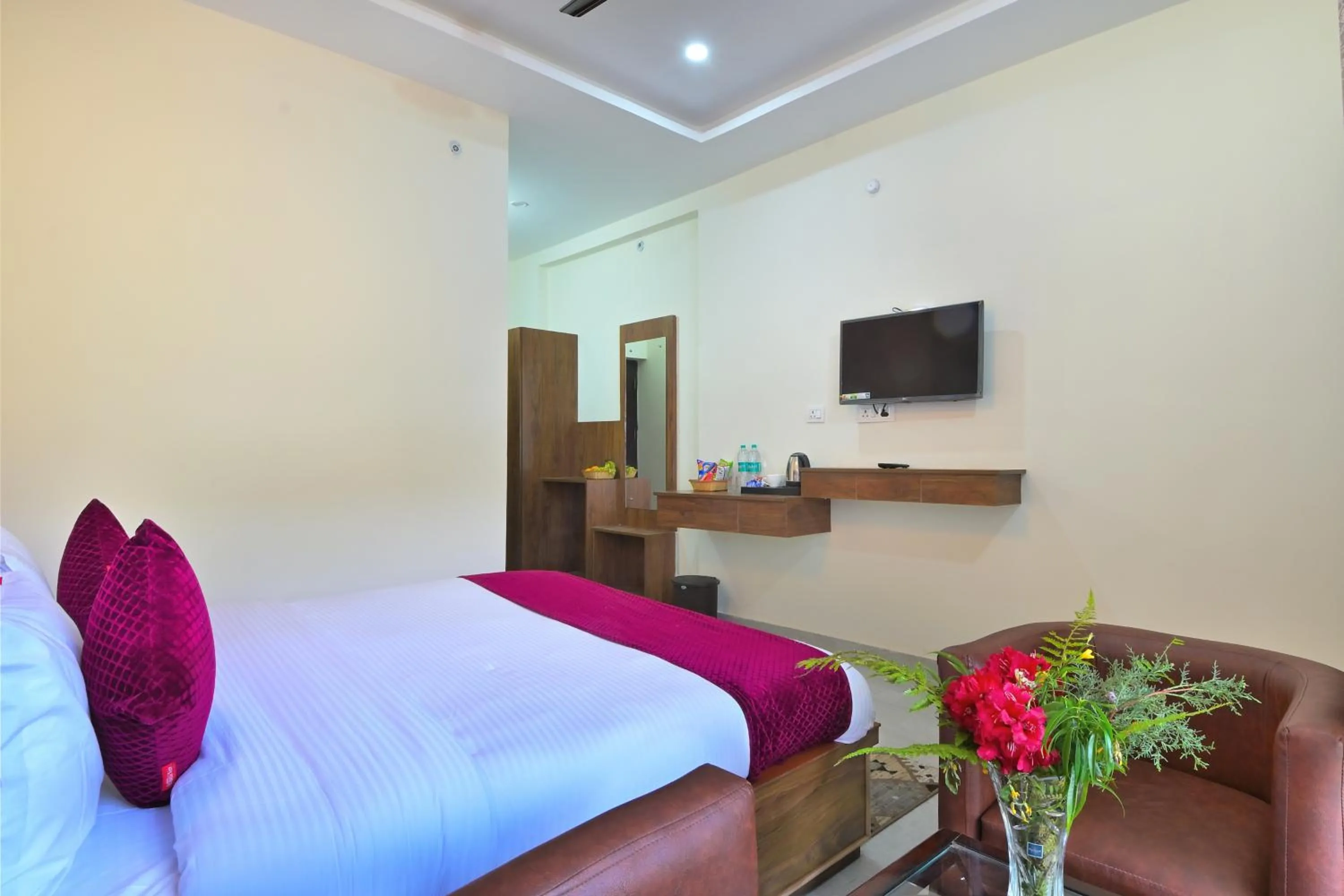 Bedroom, Bed in LA Riqueza Dhanolti View - Mountain View Rooms - Near to Eco Park & Surkanda Devi Temple