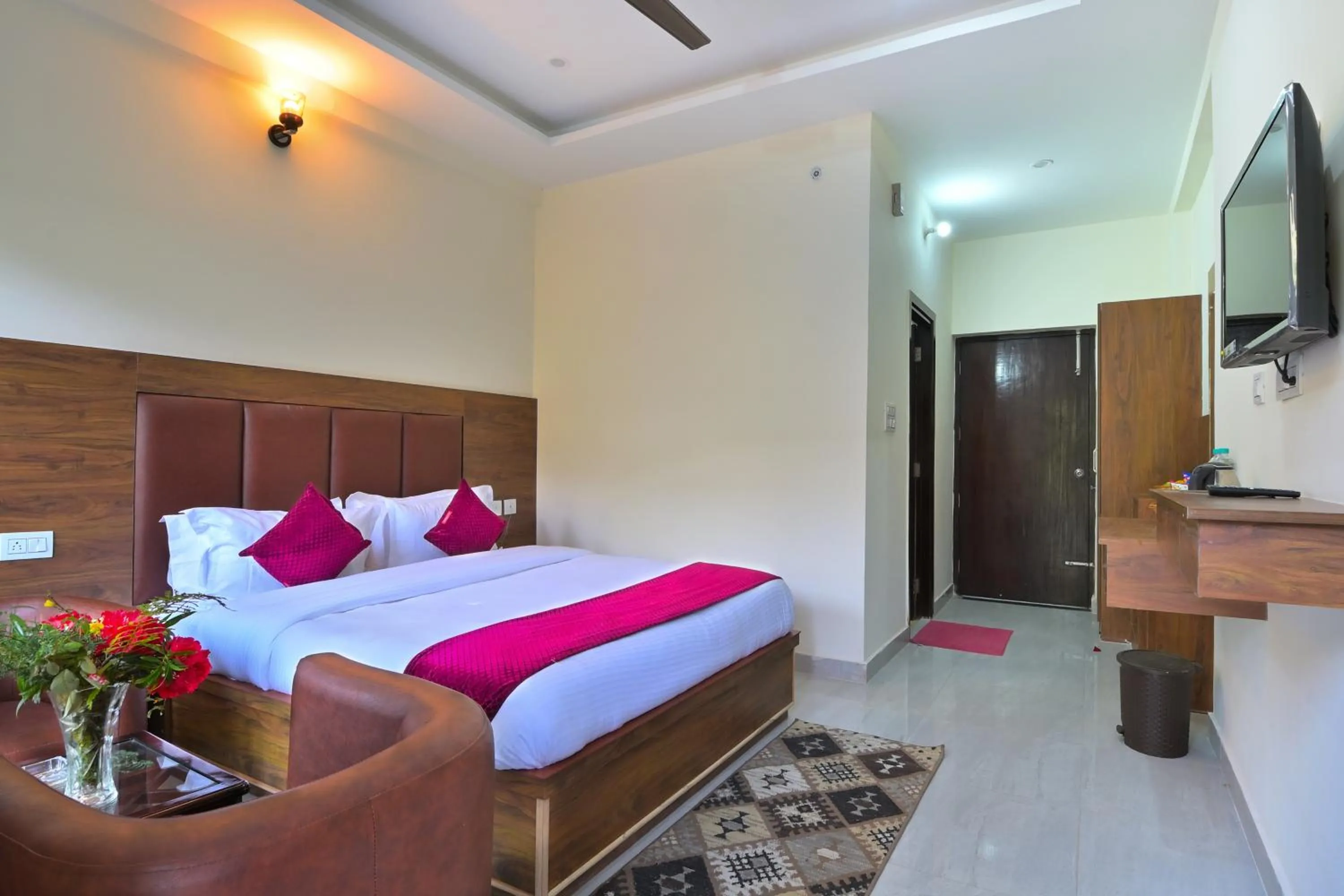 Bedroom, Bed in LA Riqueza Dhanolti View - Mountain View Rooms - Near to Eco Park & Surkanda Devi Temple