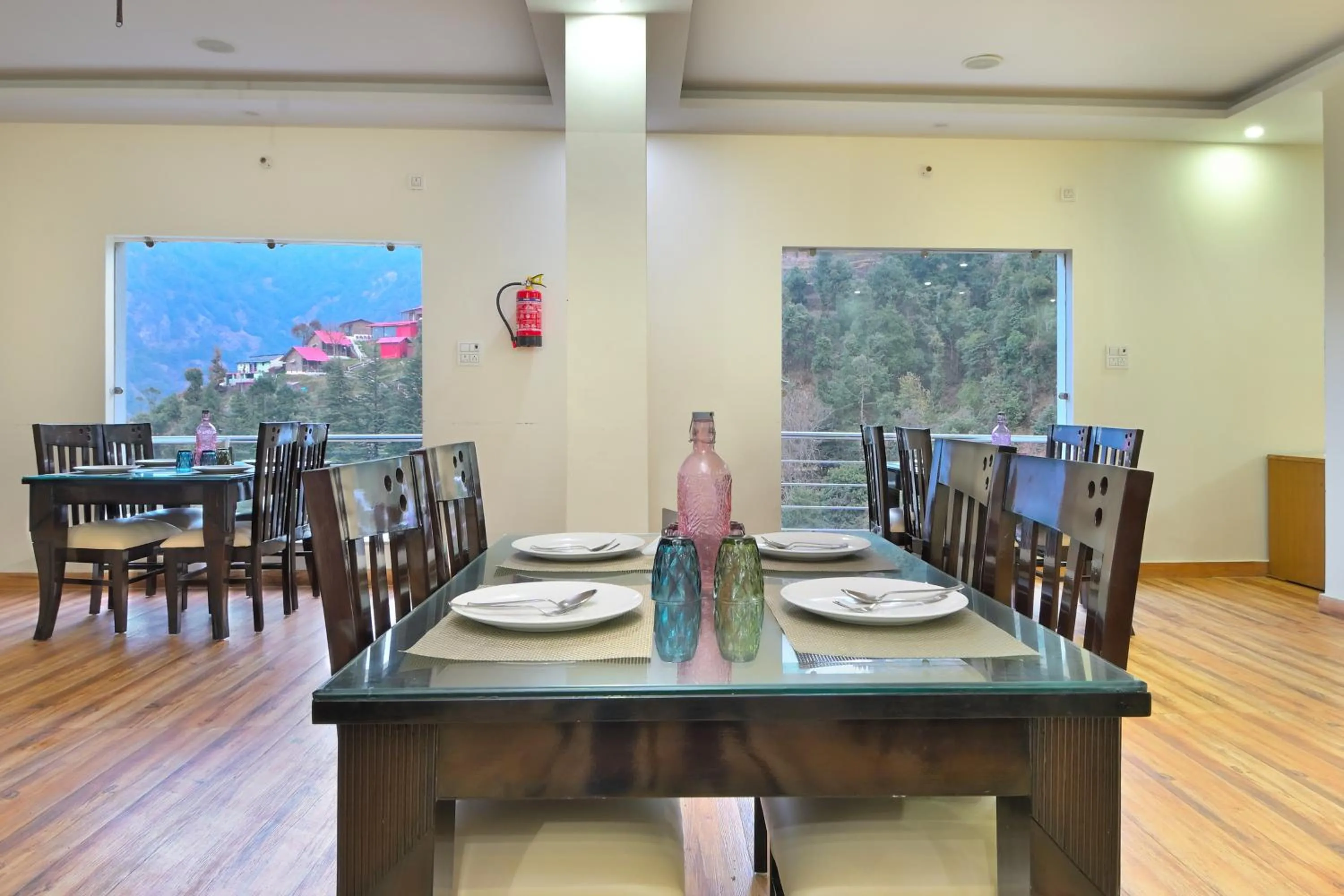 Restaurant/places to eat in LA Riqueza Dhanolti View - Mountain View Rooms - Near to Eco Park & Surkanda Devi Temple