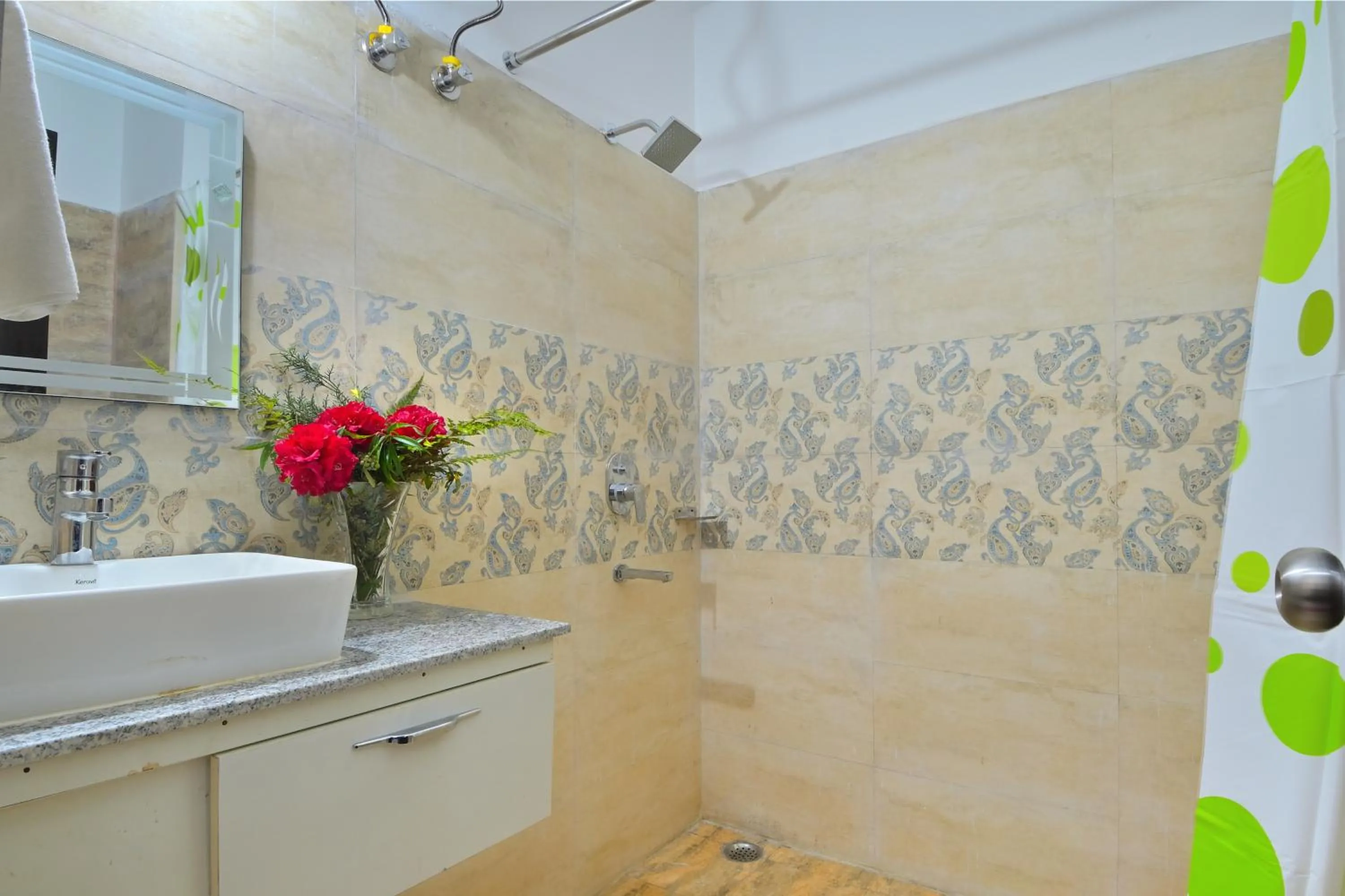 Bathroom in LA Riqueza Dhanolti View - Mountain View Rooms - Near to Eco Park & Surkanda Devi Temple