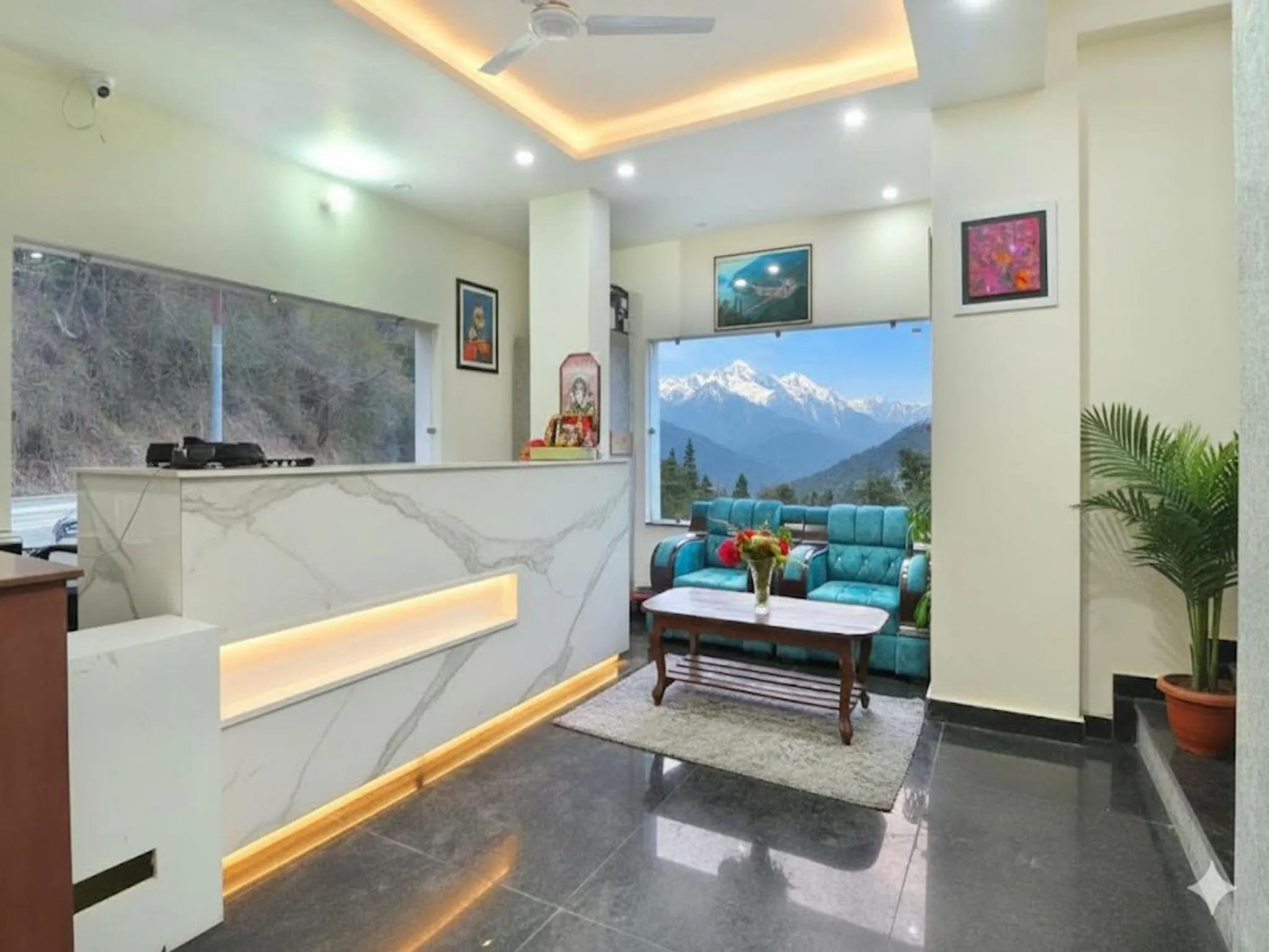 Lobby or reception in LA Riqueza Dhanolti View - Mountain View Rooms - Near to Eco Park & Surkanda Devi Temple