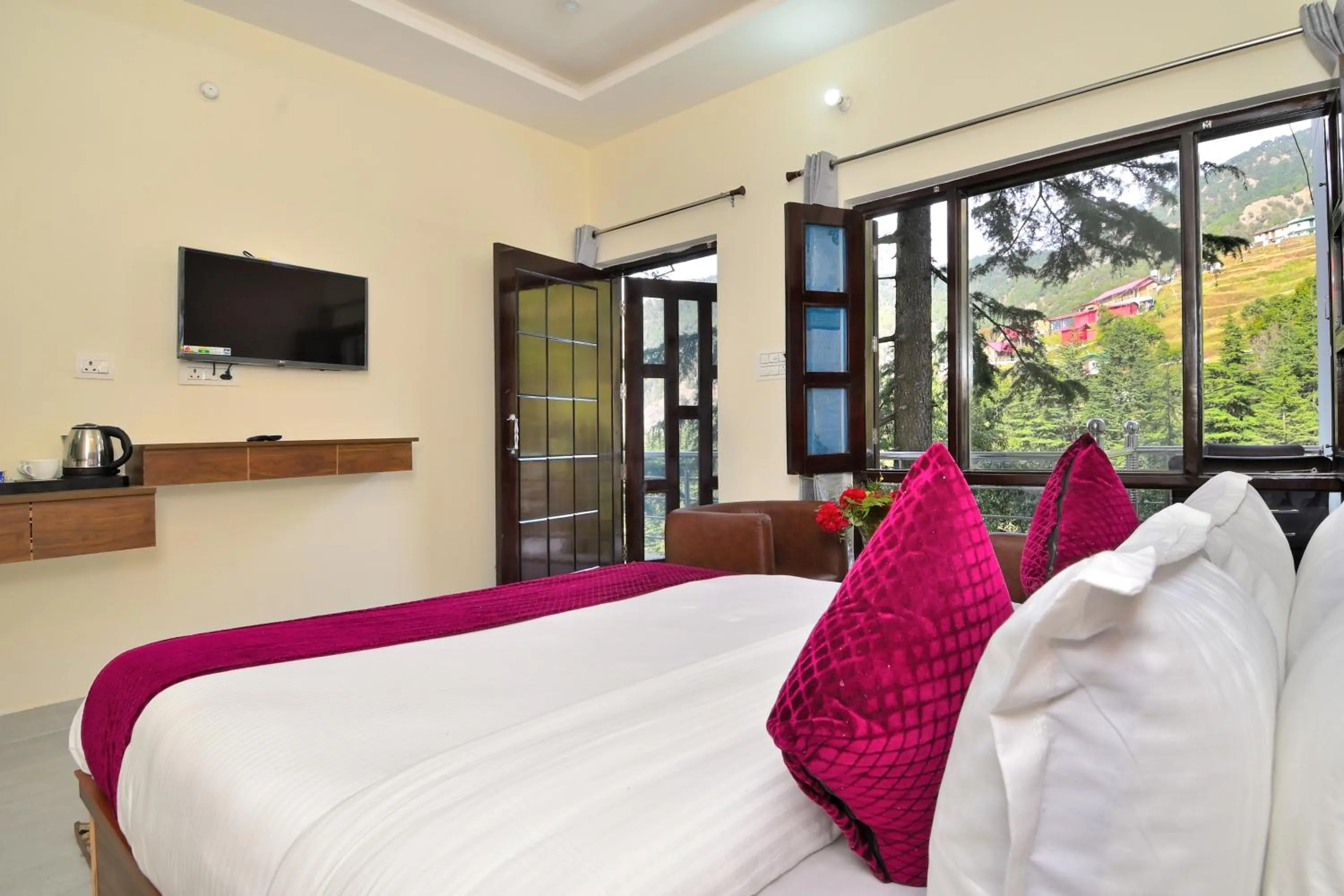 Bedroom, Bed in LA Riqueza Dhanolti View - Mountain View Rooms - Near to Eco Park & Surkanda Devi Temple