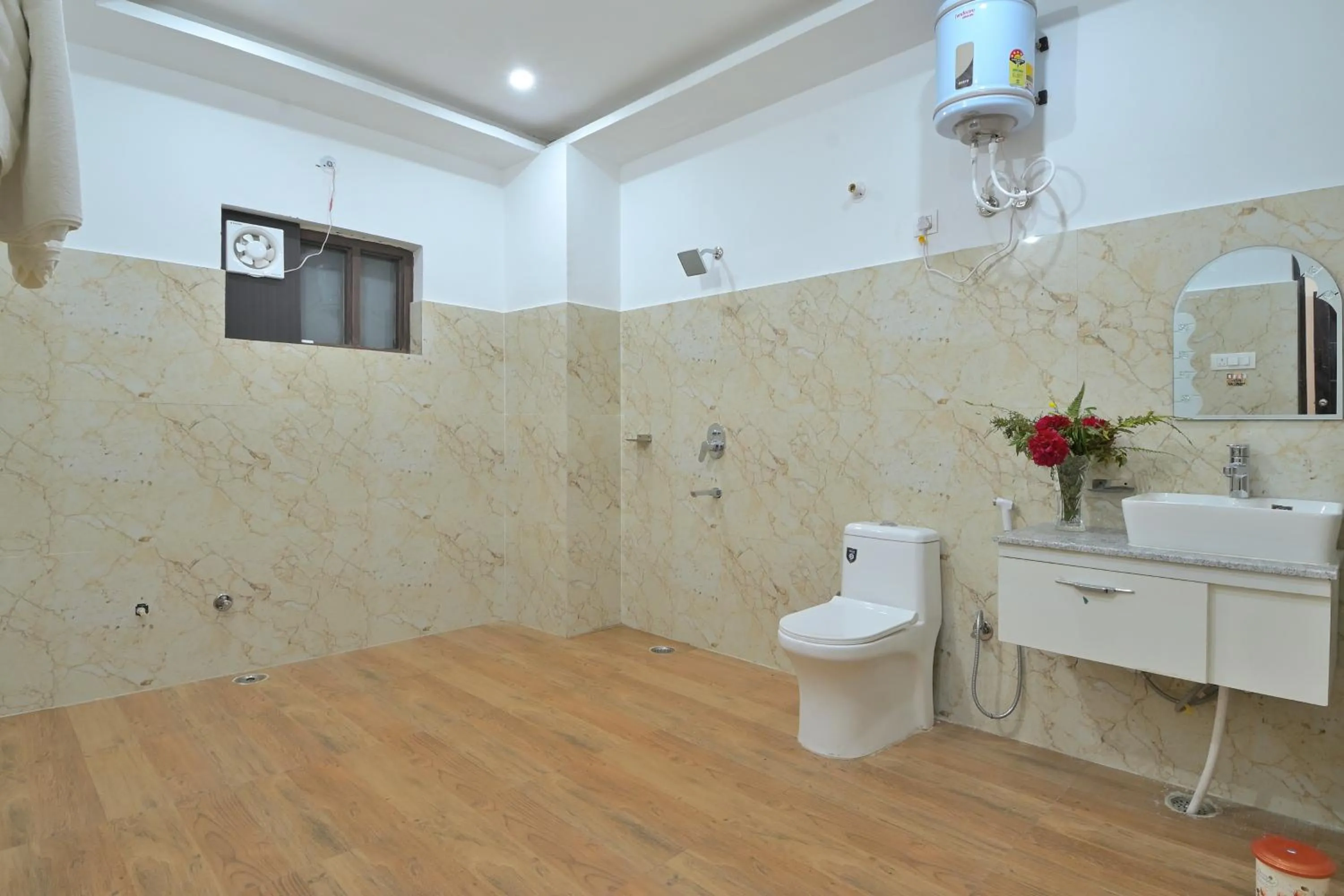 Bathroom in LA Riqueza Dhanolti View - Mountain View Rooms - Near to Eco Park & Surkanda Devi Temple