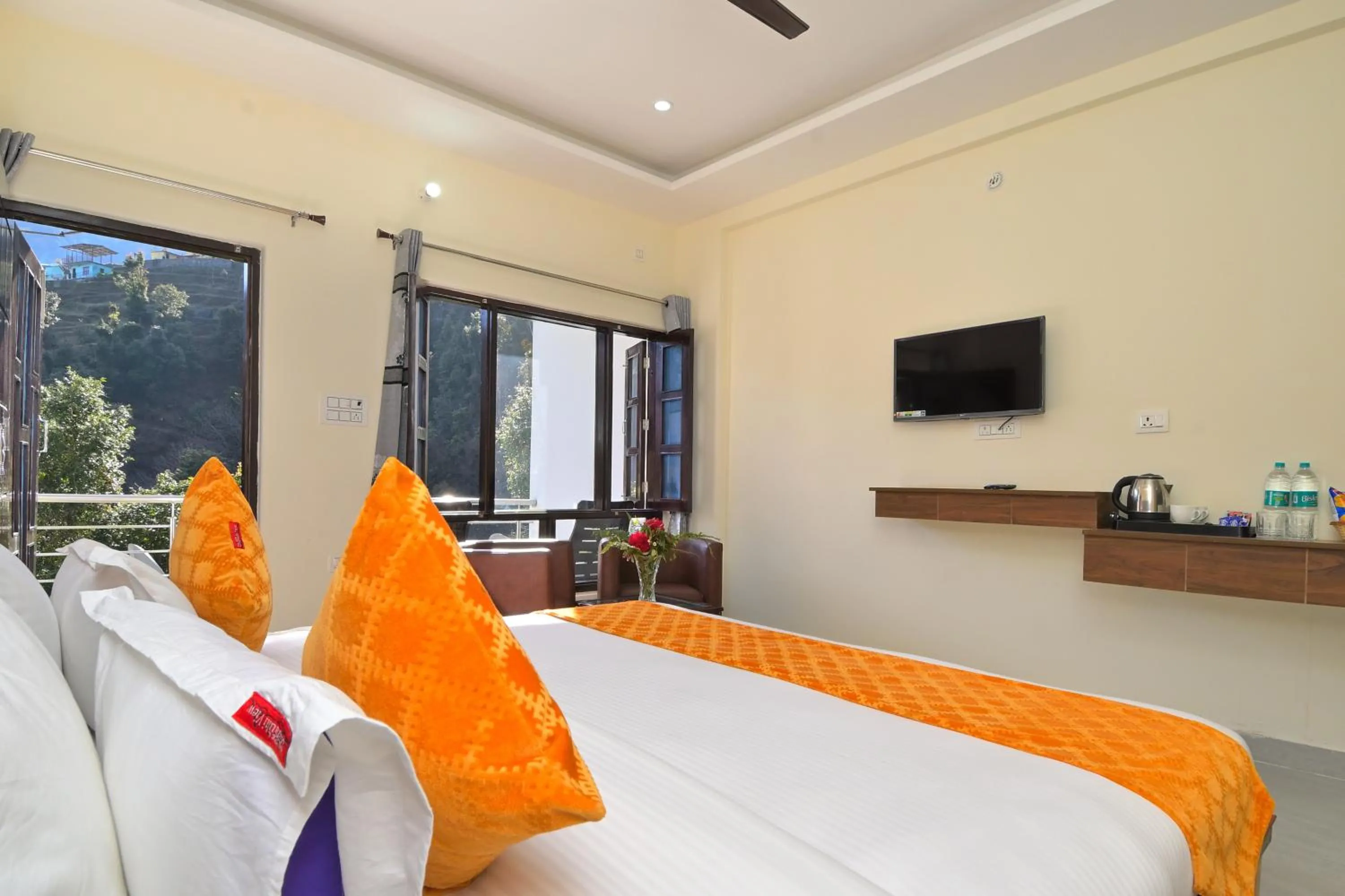 Bedroom, Bed in LA Riqueza Dhanolti View - Mountain View Rooms - Near to Eco Park & Surkanda Devi Temple