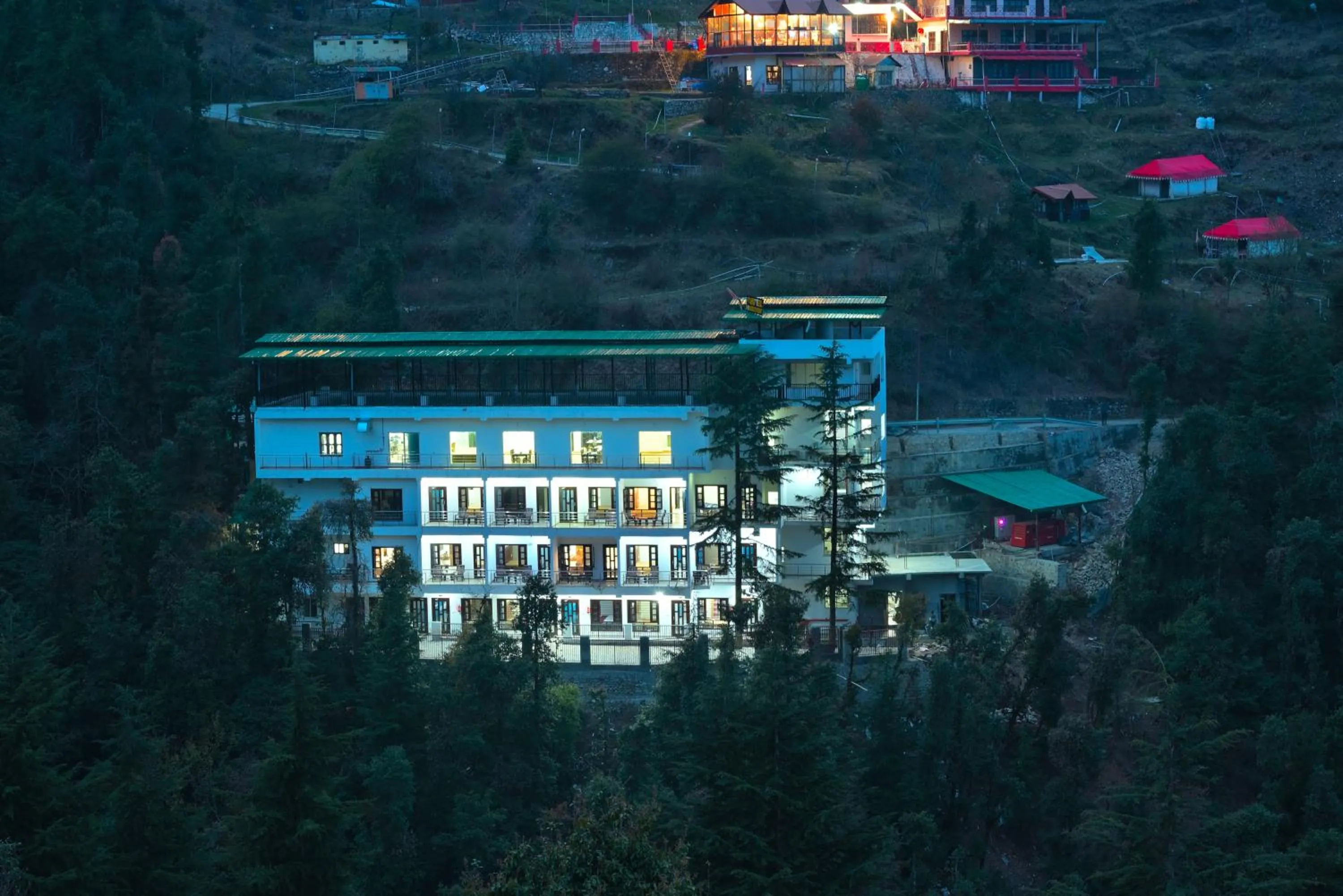 Property building in LA Riqueza Dhanolti View - Mountain View Rooms - Near to Eco Park & Surkanda Devi Temple