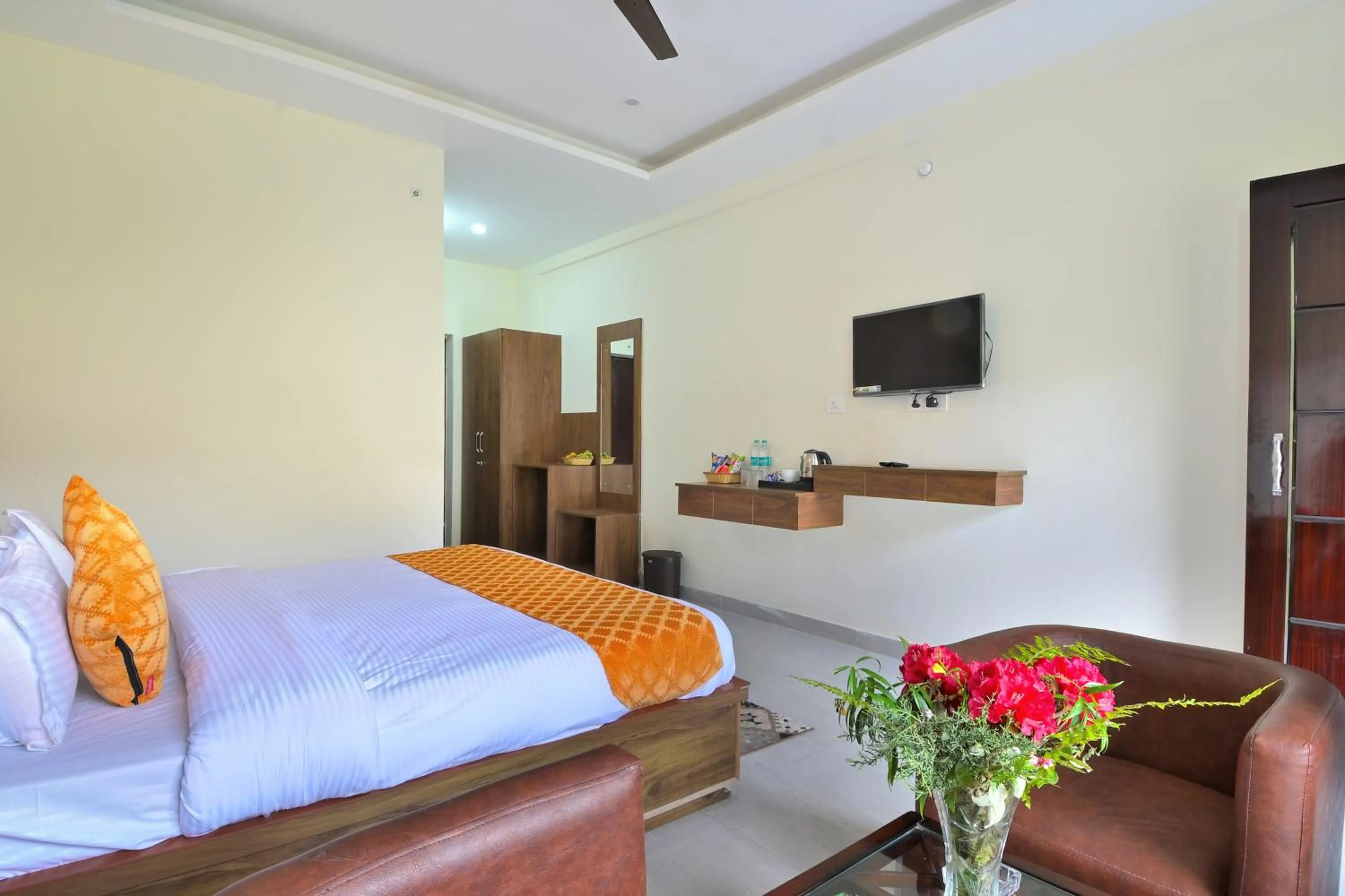 Bedroom, Bed in LA Riqueza Dhanolti View - Mountain View Rooms - Near to Eco Park & Surkanda Devi Temple