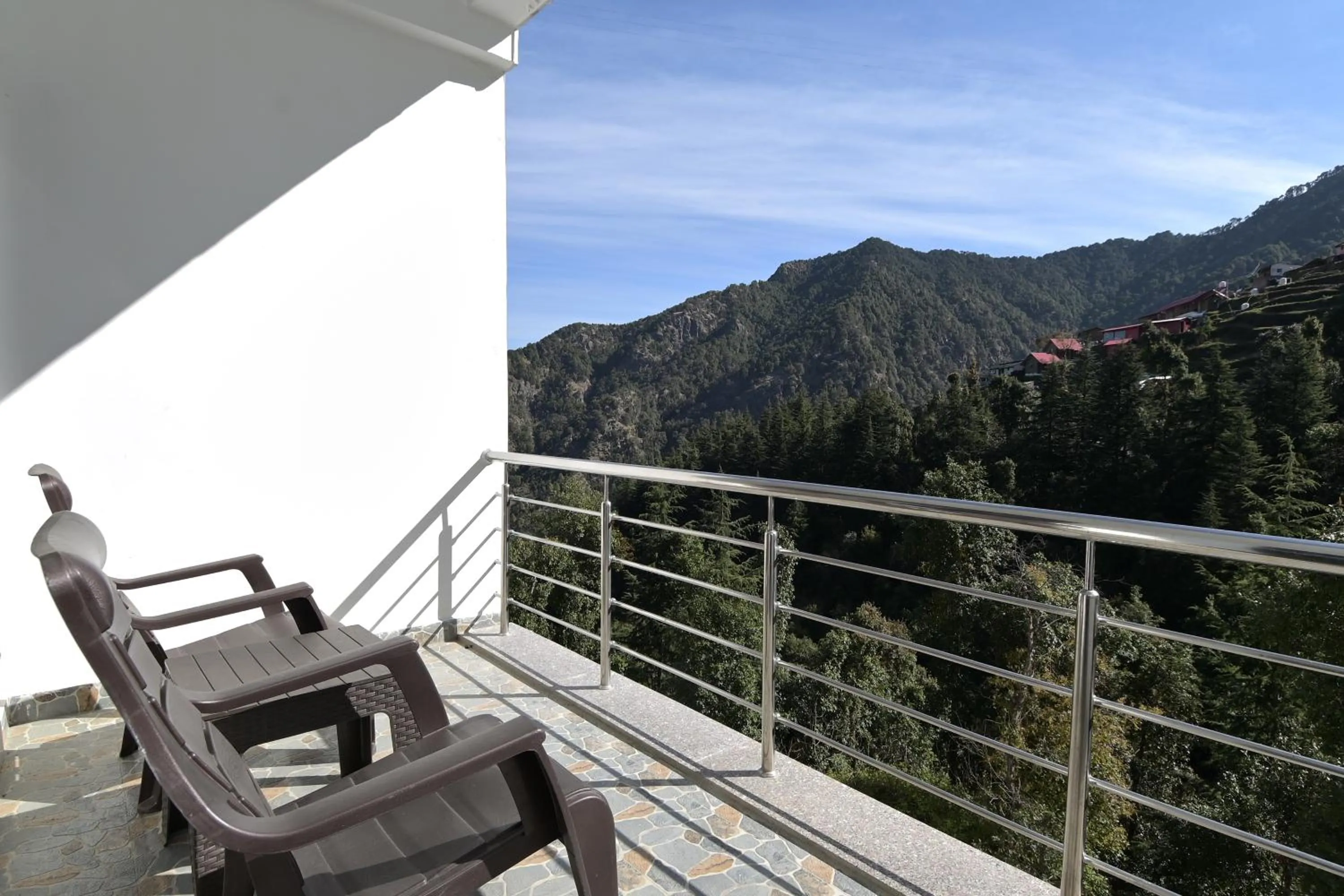 Property building in LA Riqueza Dhanolti View - Mountain View Rooms - Near to Eco Park & Surkanda Devi Temple