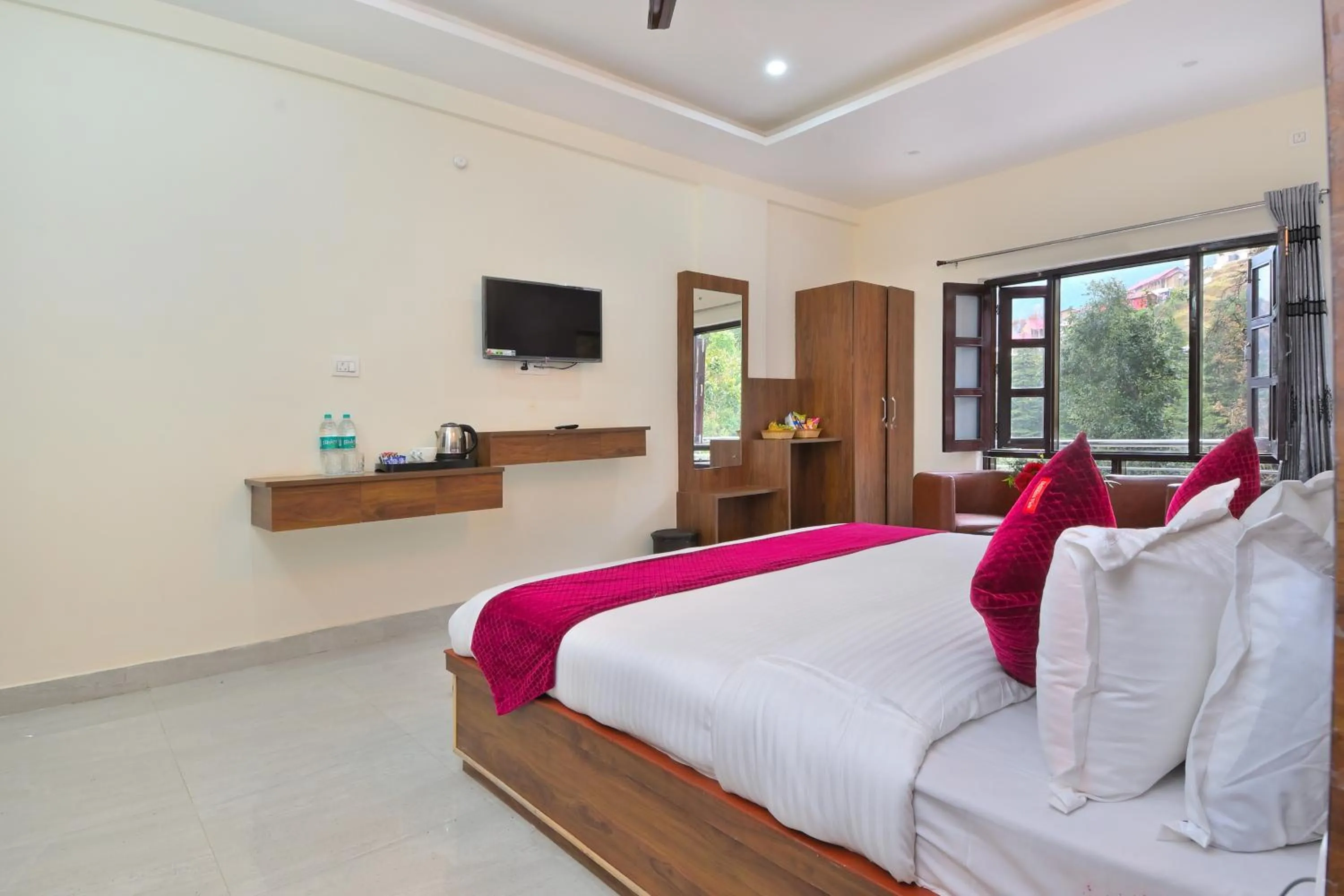 Bedroom, Bed in LA Riqueza Dhanolti View - Mountain View Rooms - Near to Eco Park & Surkanda Devi Temple