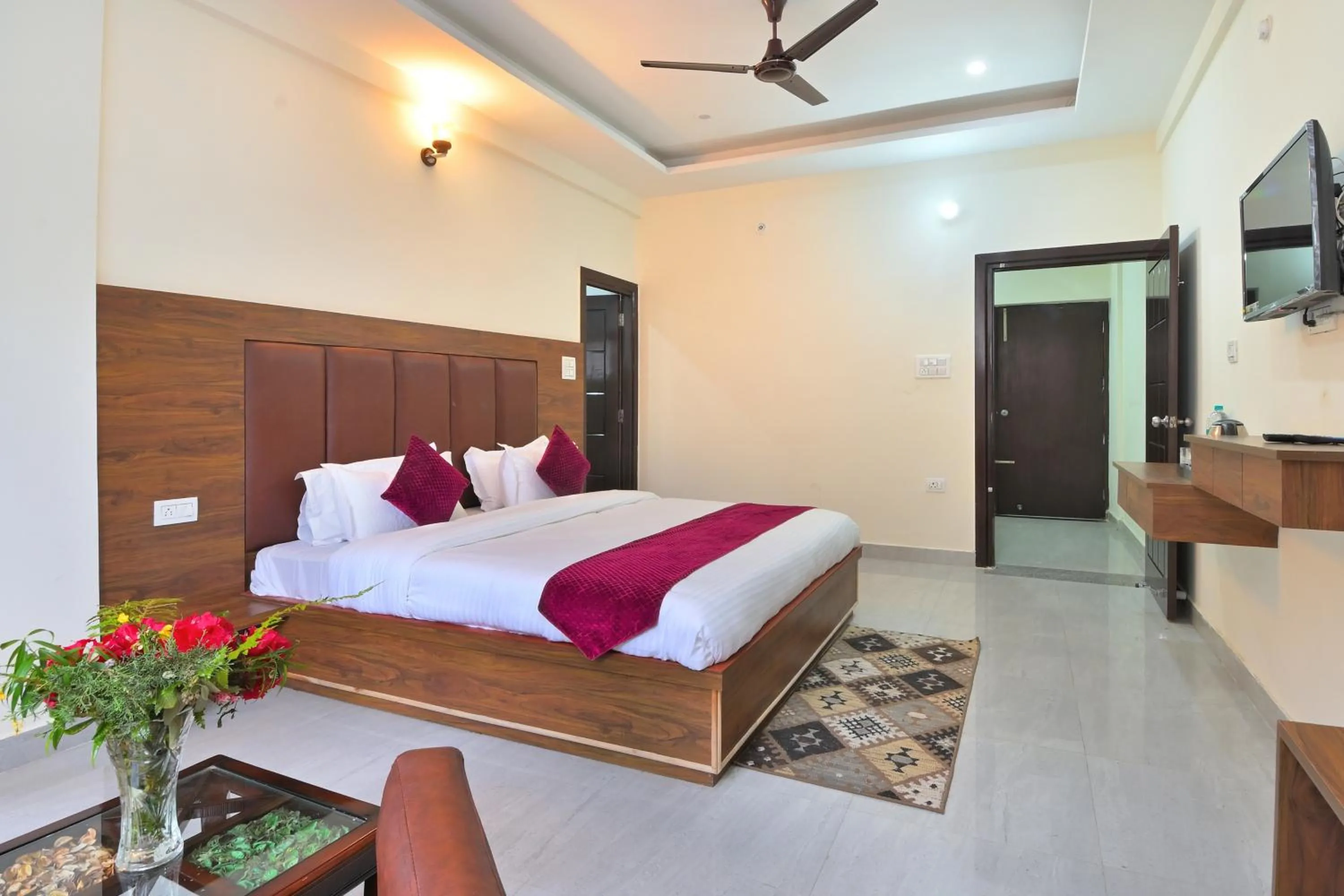 Bedroom, Bed in LA Riqueza Dhanolti View - Mountain View Rooms - Near to Eco Park & Surkanda Devi Temple