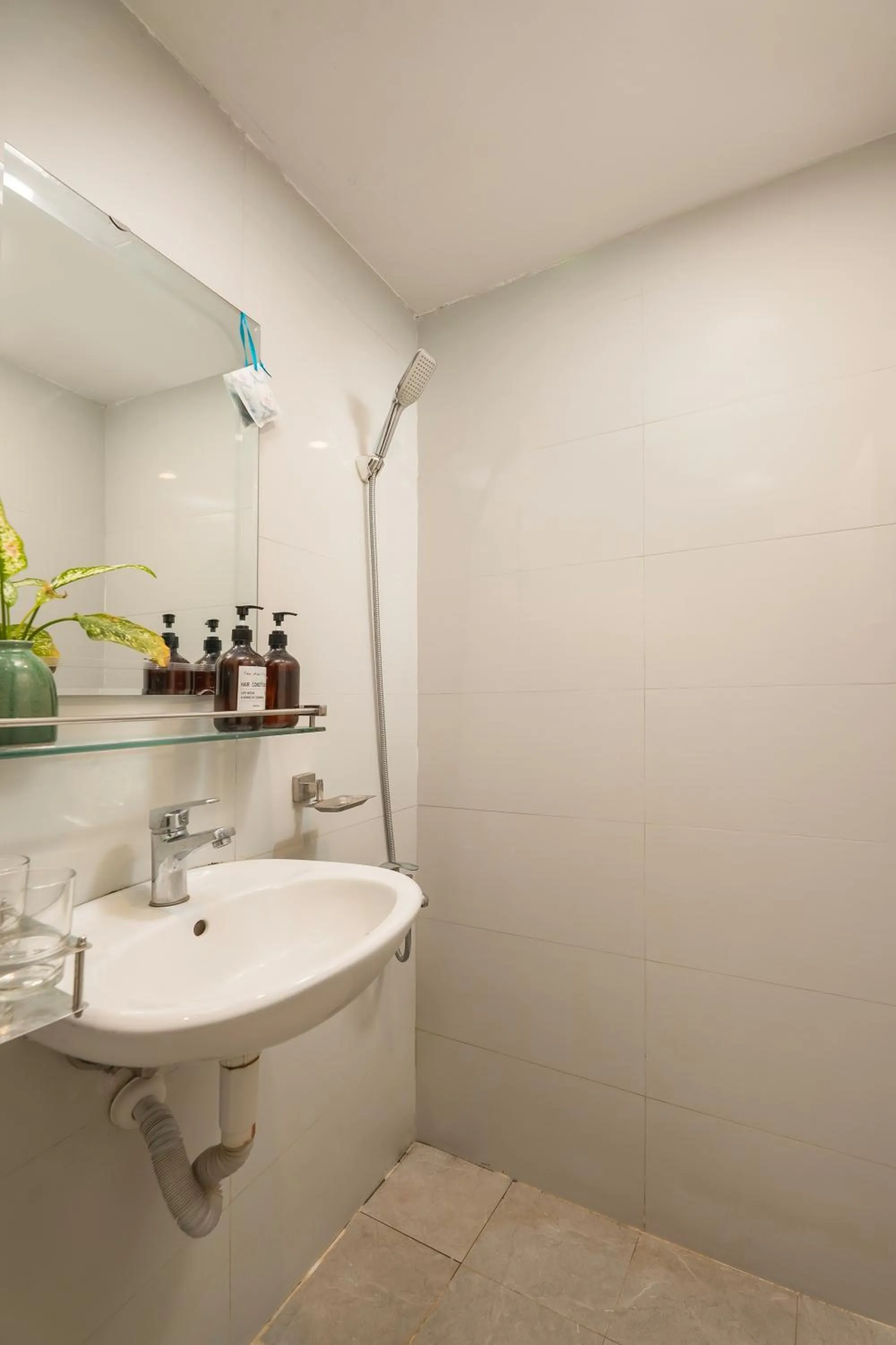 Toilet in Queen Cafe Hotel & Pub