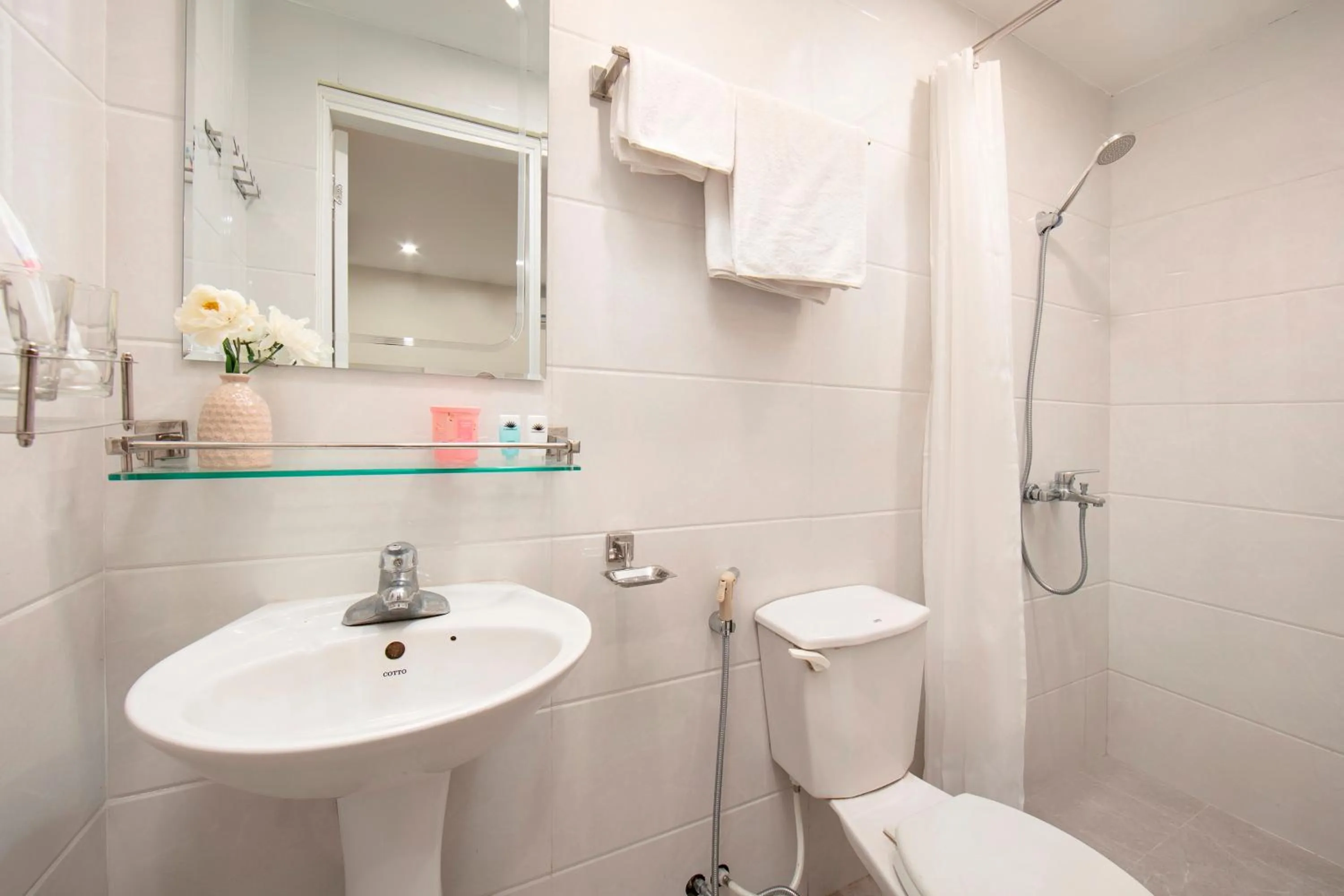 Property building in Queen Cafe Hotel & Pub