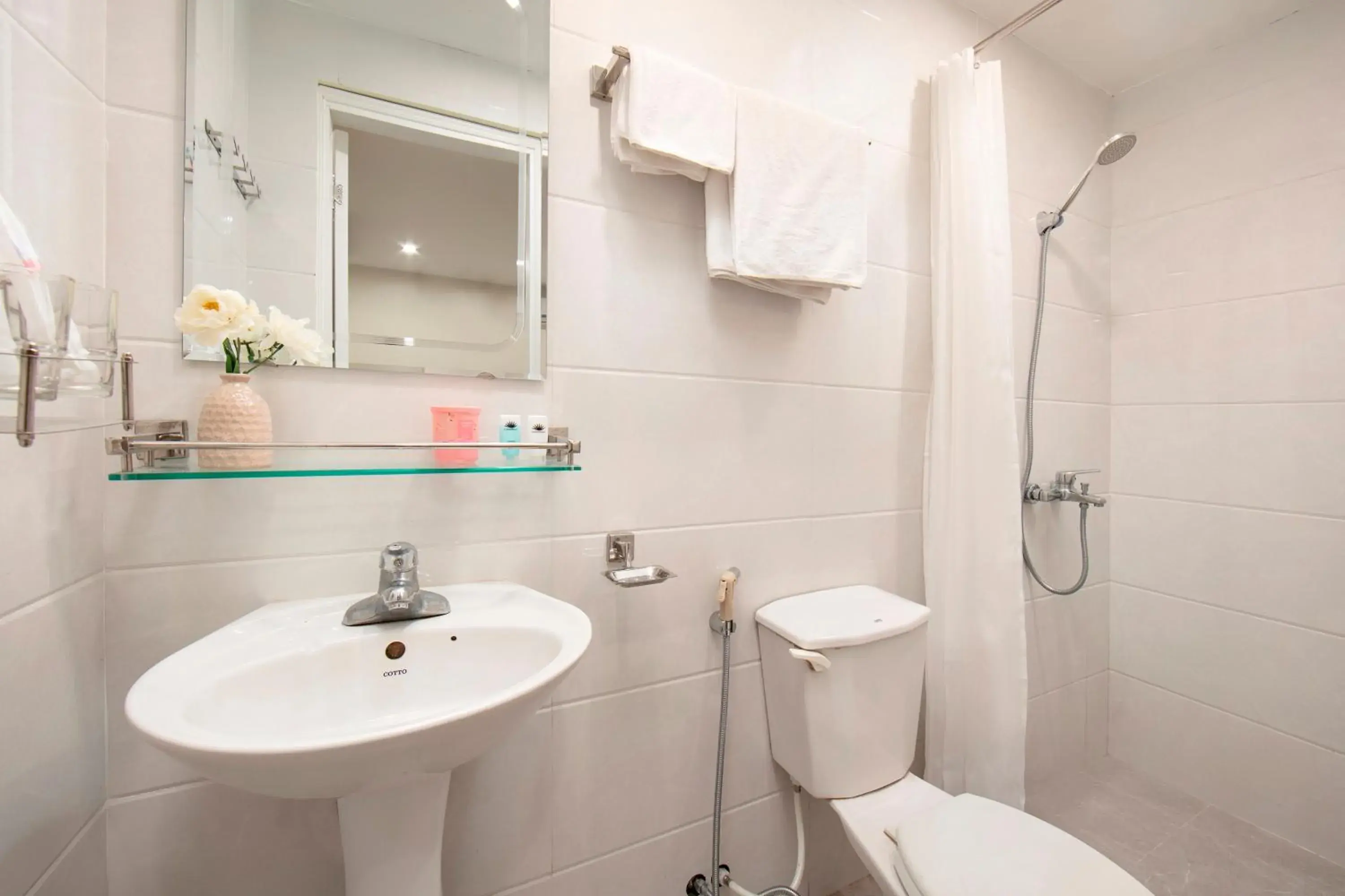 Property building in Queen Cafe Hotel & Pub Property building in Queen Cafe Hotel & Pub