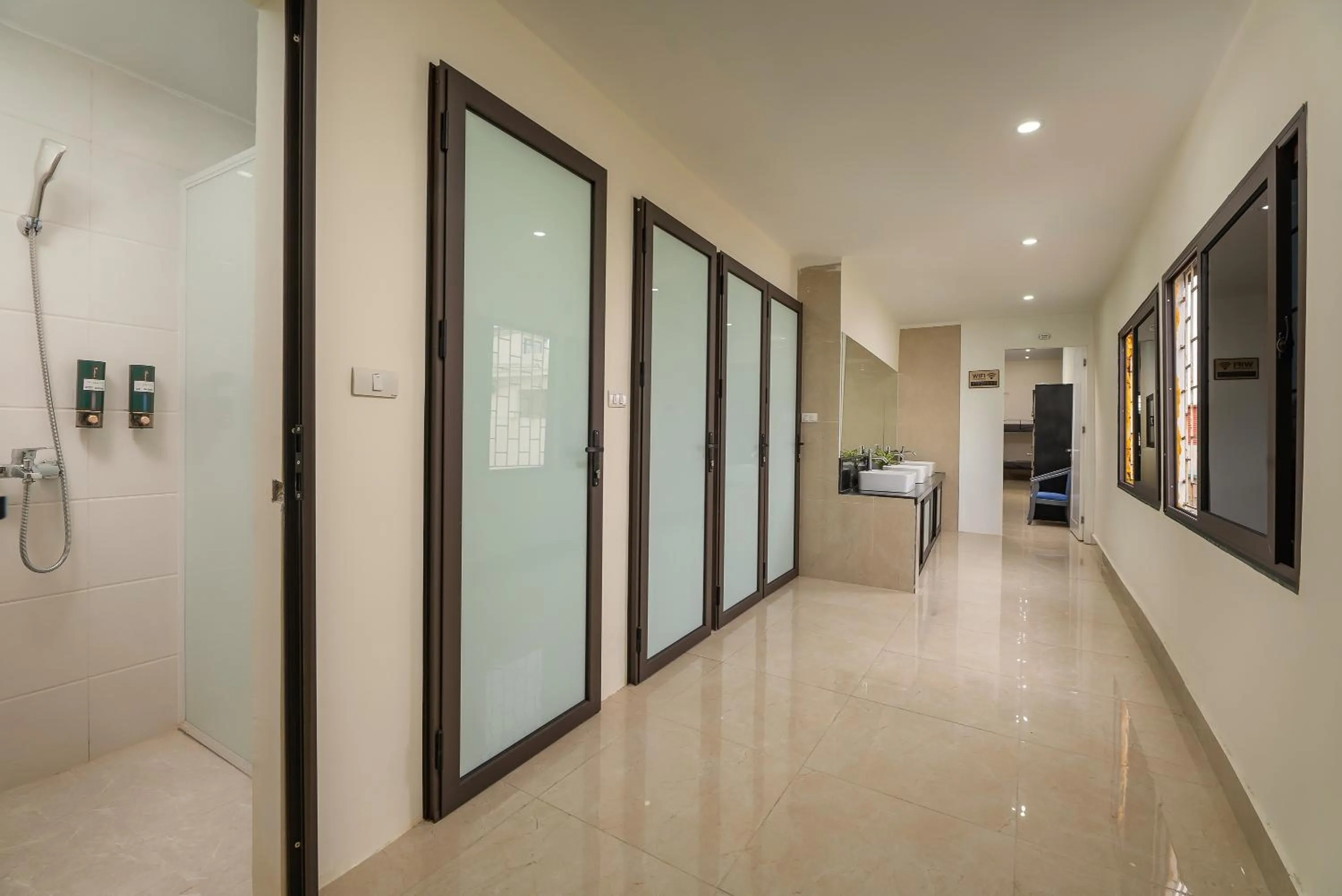 Toilet in Queen Cafe Hotel & Pub