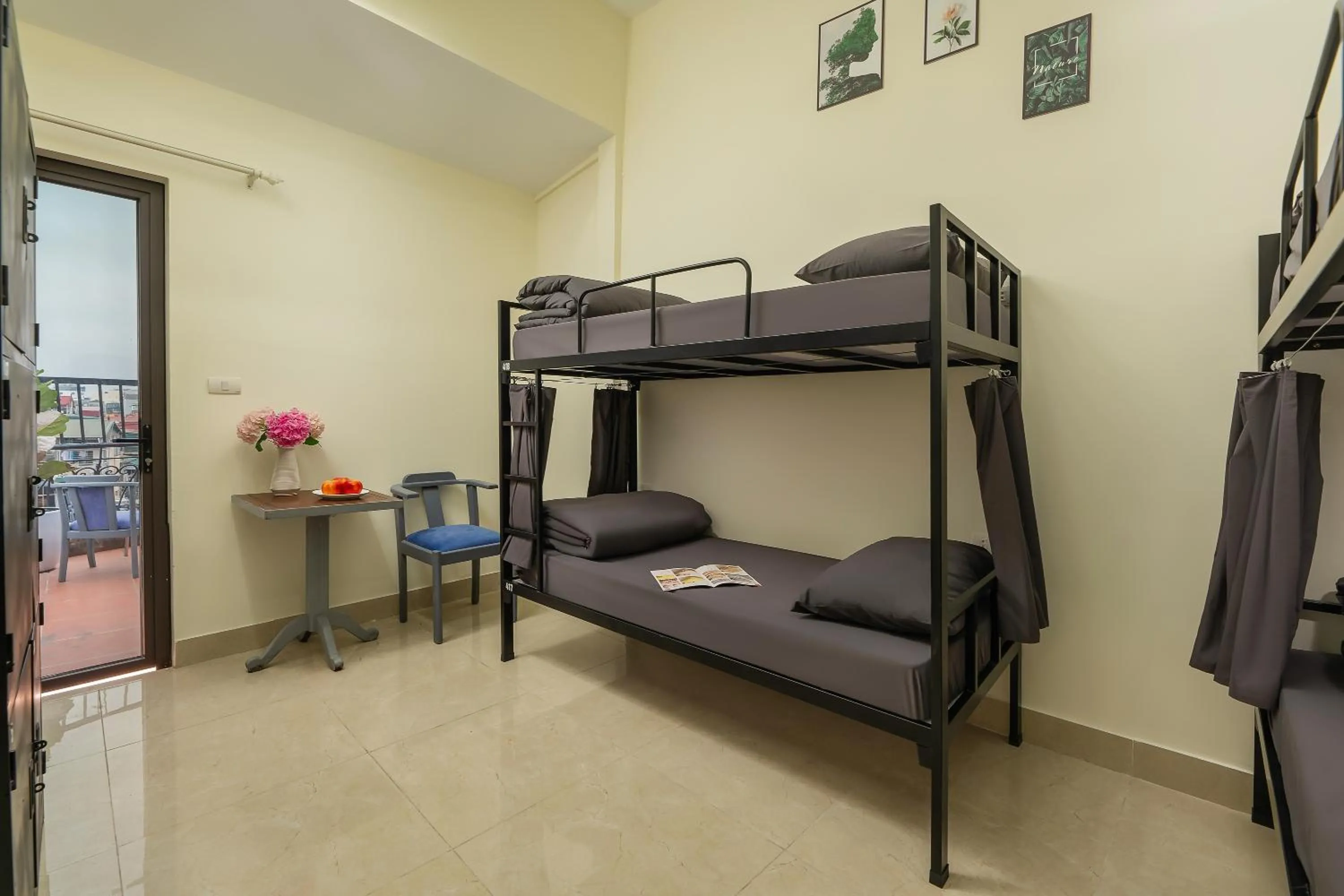 Bed in Queen Cafe Hotel & Pub