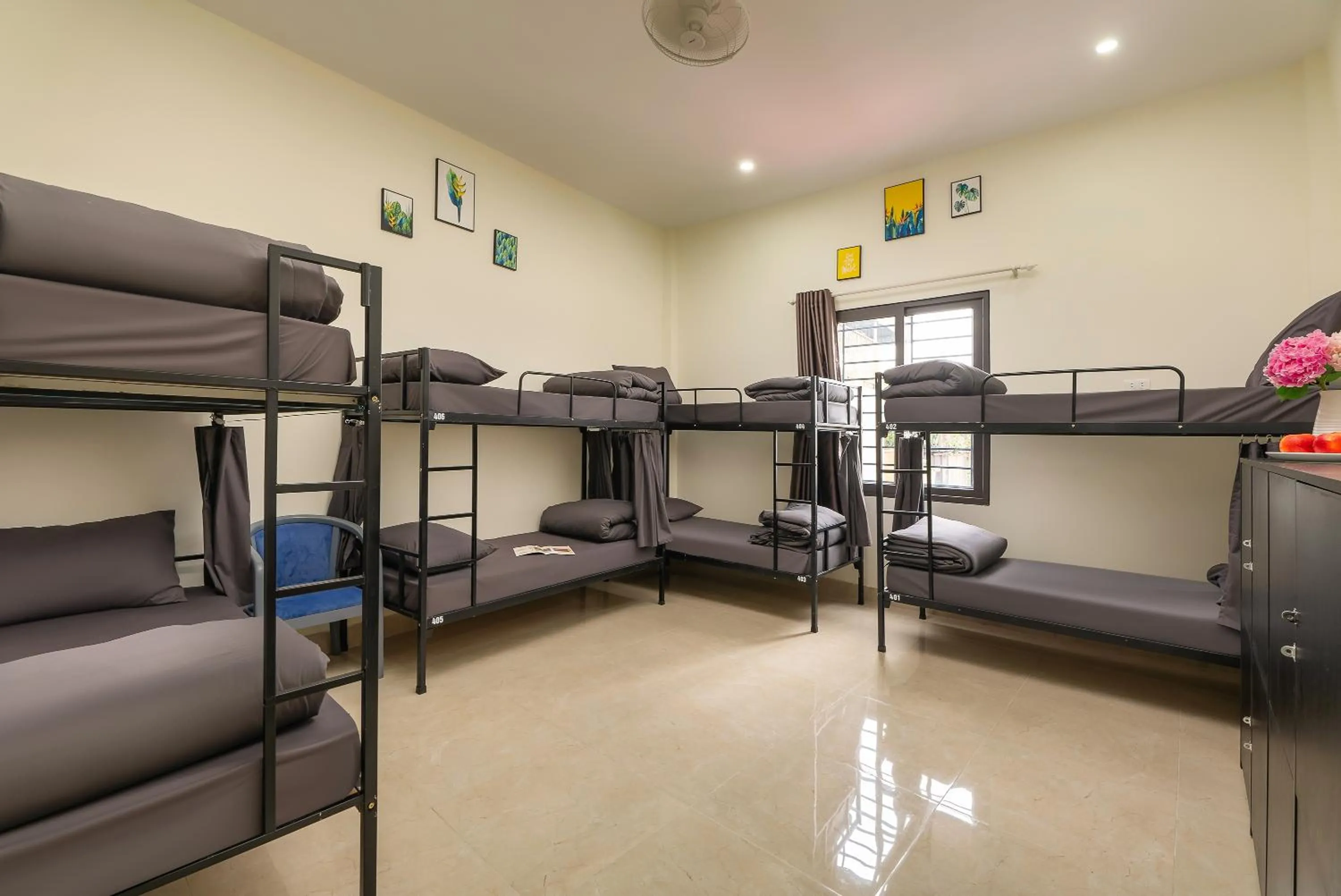 Photo of the whole room, Bed in Queen Cafe Hotel & Pub