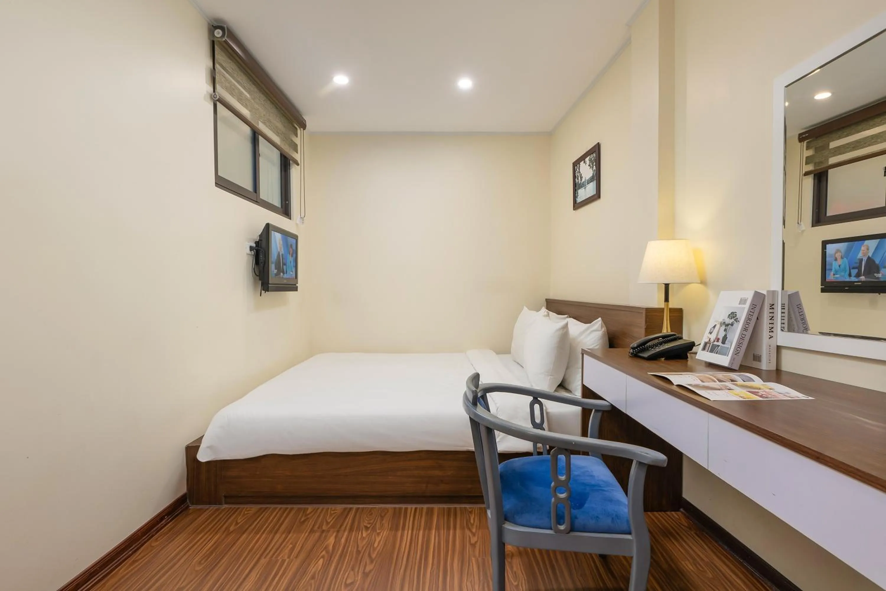 Bed in Queen Cafe Hotel & Pub