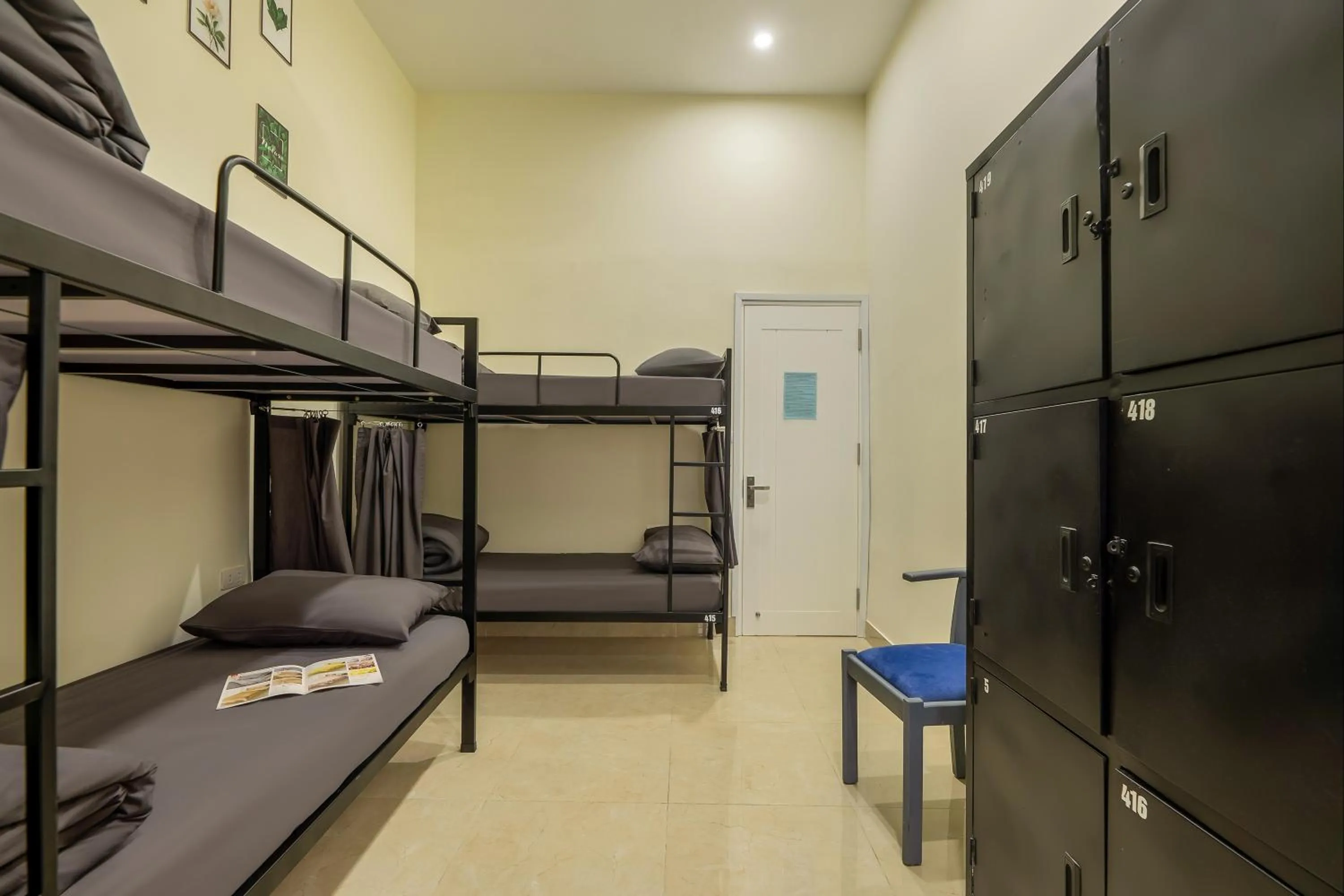 bunk bed, Bed in Queen Cafe Hotel & Pub