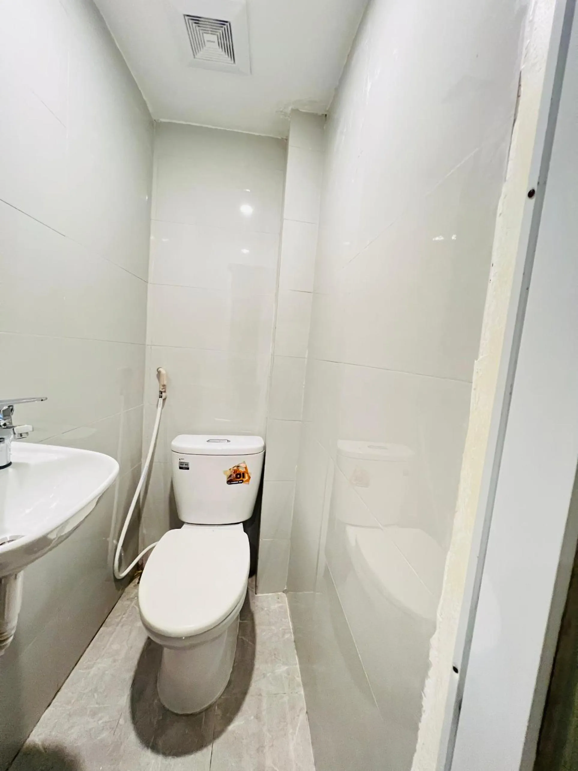 Toilet in Queen Cafe Hotel & Pub