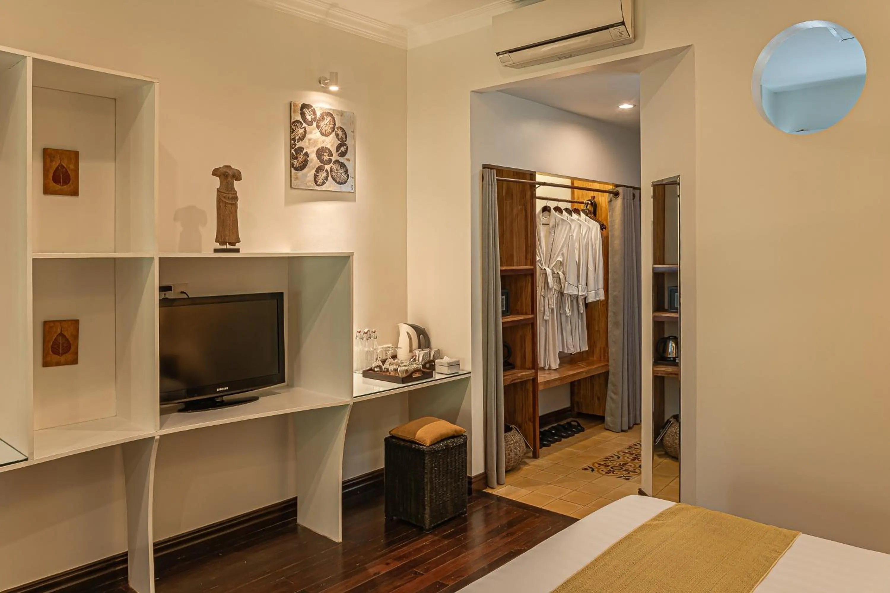 Coffee/tea facilities, Bed in Pavillon d'Orient Boutique Hotel