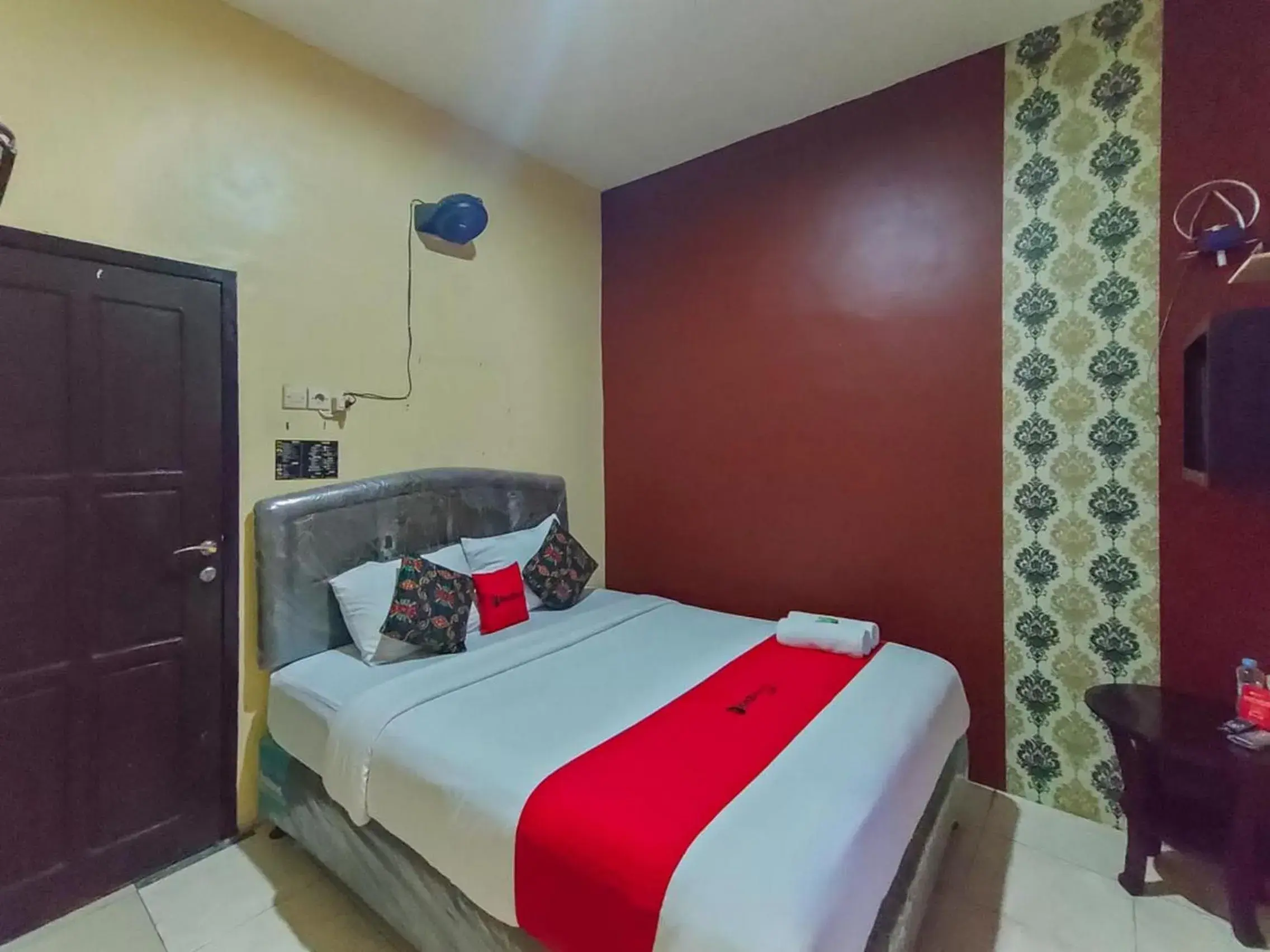 Double Room in RedDoorz at Pacet Mojokerto Double Room in RedDoorz at Pacet Mojokerto