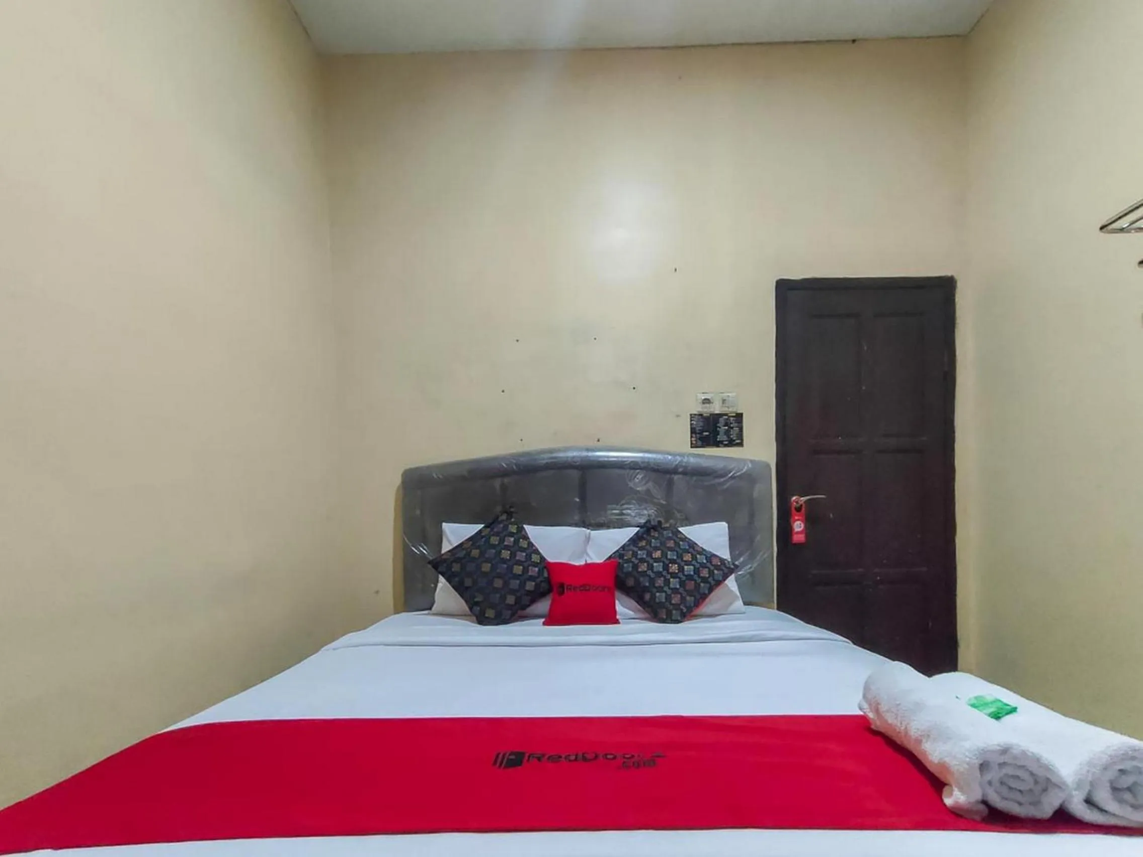 Bedroom, Bed in RedDoorz at Pacet Mojokerto