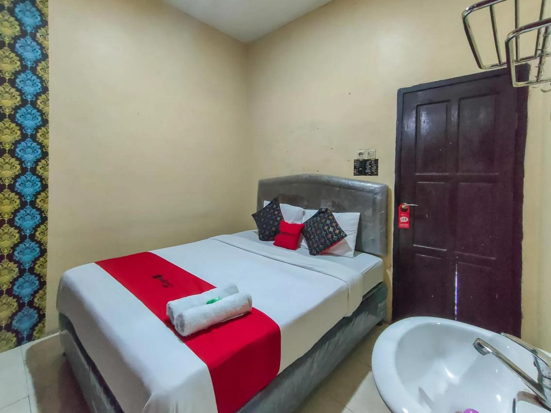 Bedroom, Bed in RedDoorz at Pacet Mojokerto