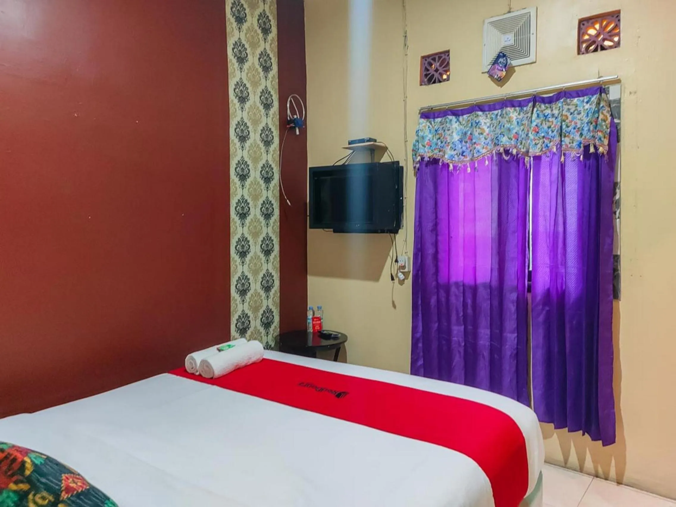 Bedroom, Bed in RedDoorz at Pacet Mojokerto