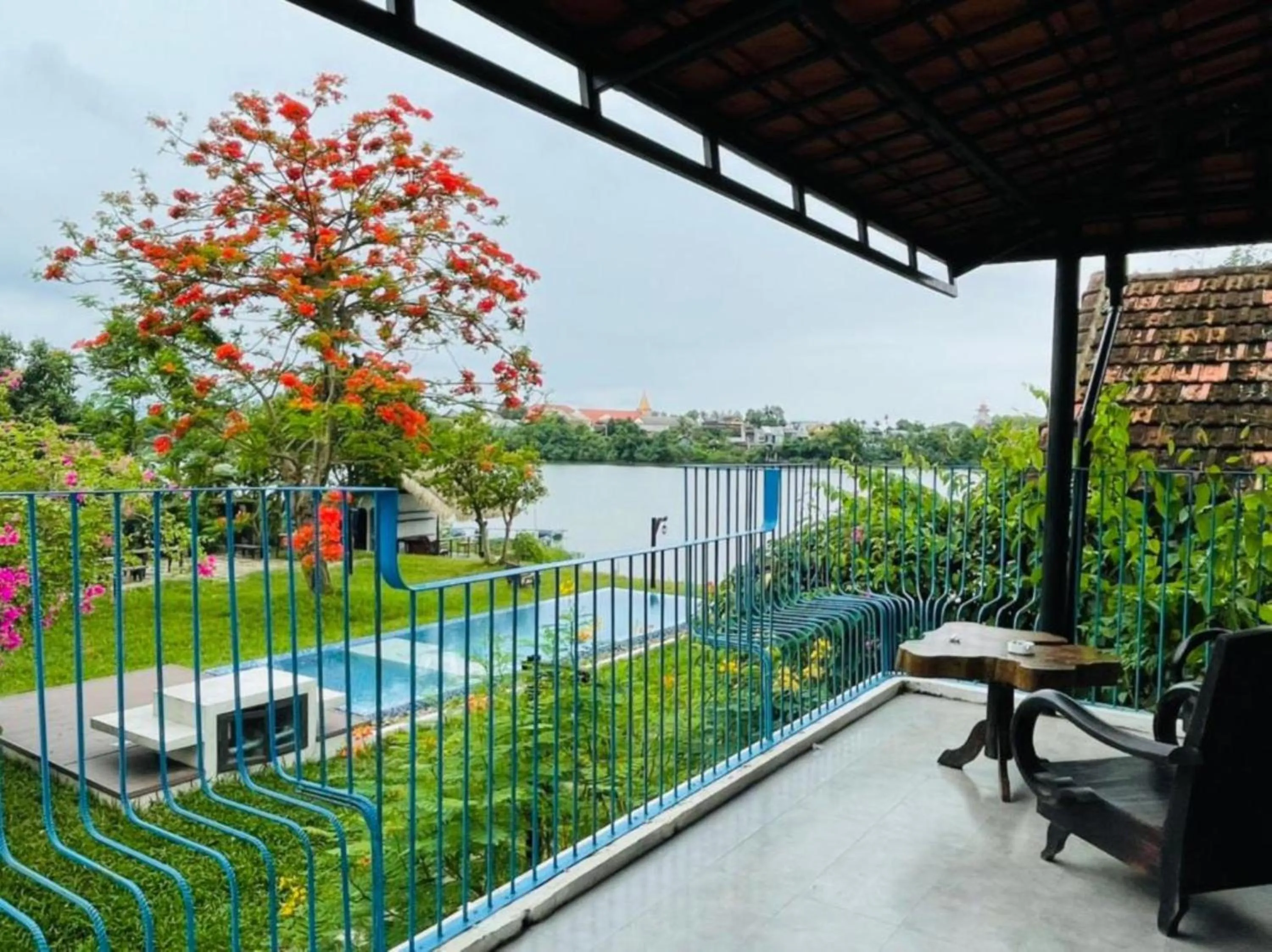 Garden view in La Y Riverview