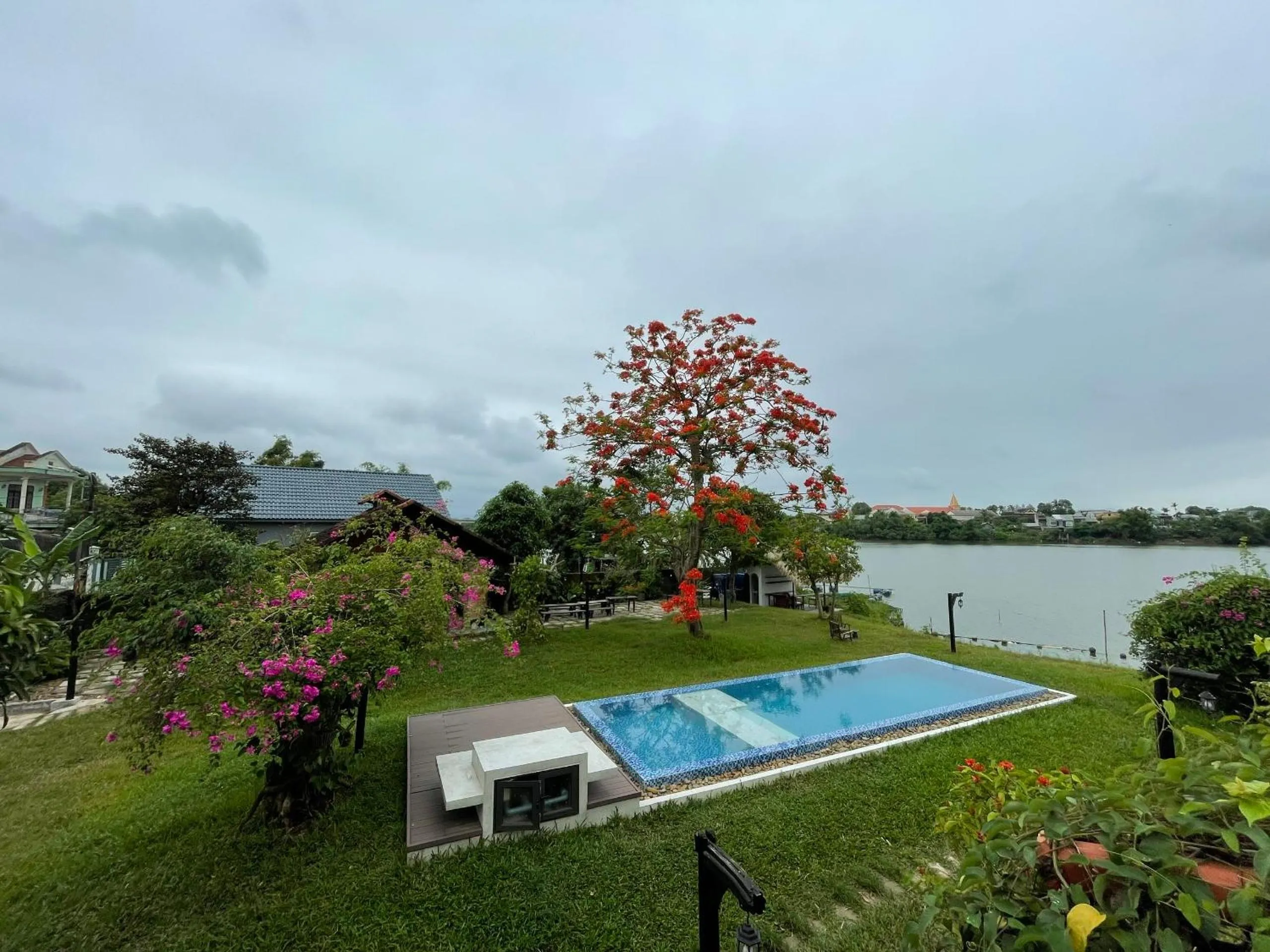 Swimming pool in La Y Riverview