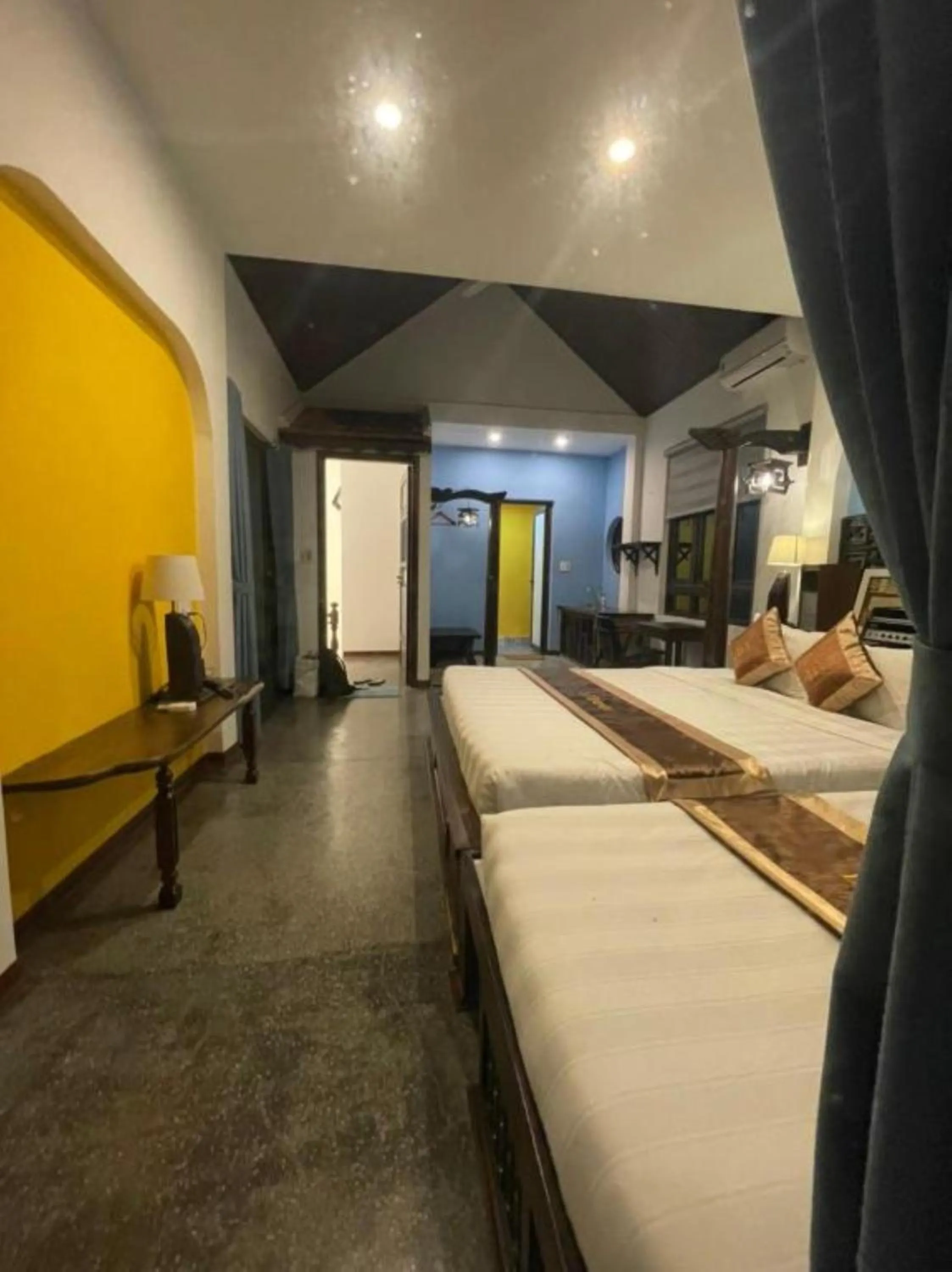 Photo of the whole room, Bed in La Y Riverview